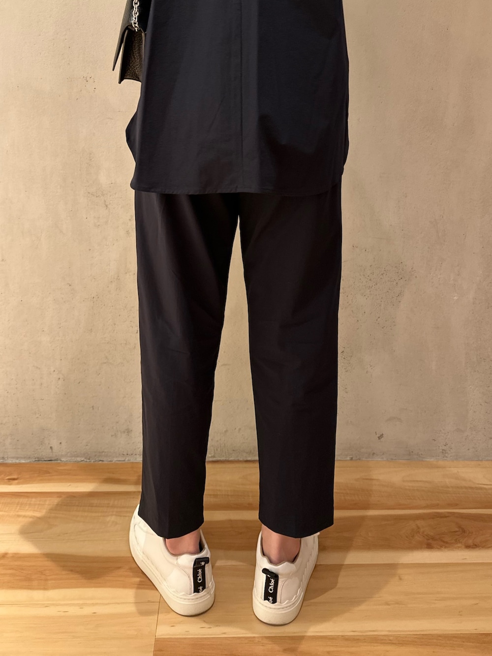 ブルー系のシャツ/ブラウス、ブルー系のその他パンツ、ホワイト系のスニーカーを着用したレディースの春コーディネートの8枚目の写真