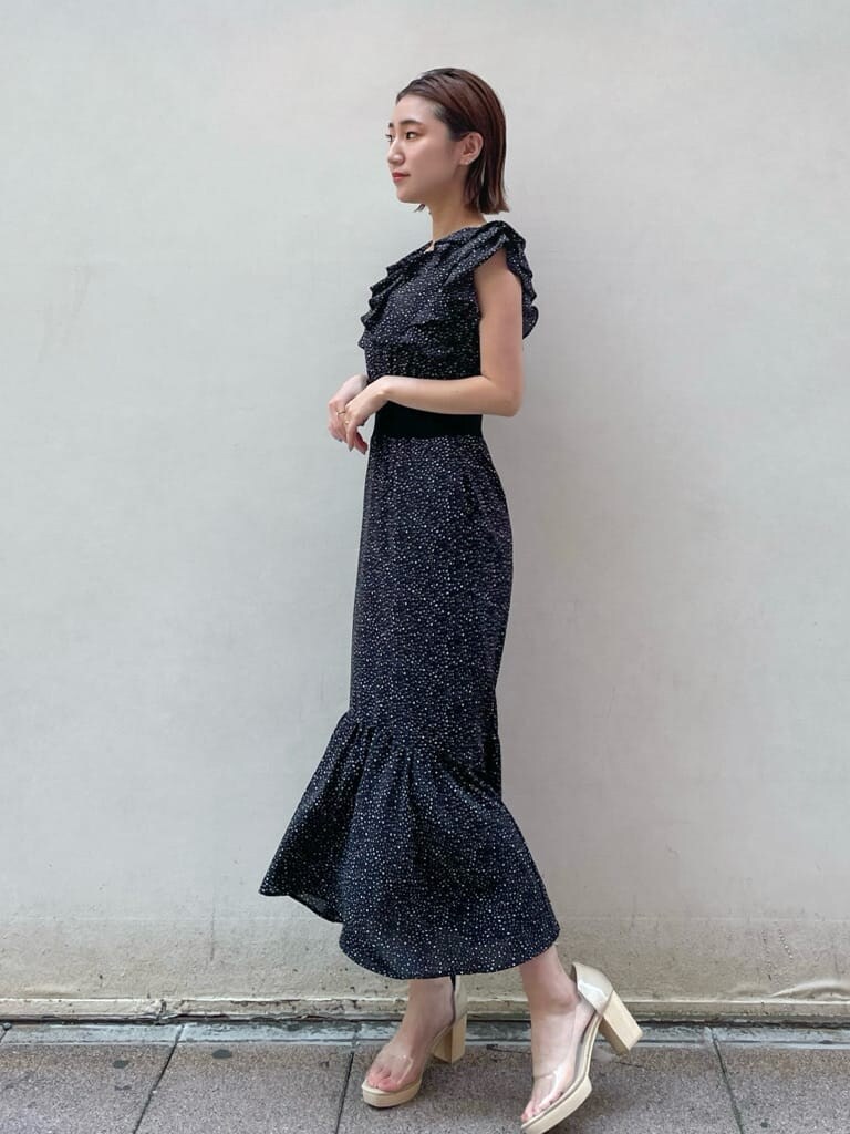 その他のパンプス、ブラック系のワンピースを着用したレディースの夏コーディネートの2枚目の写真