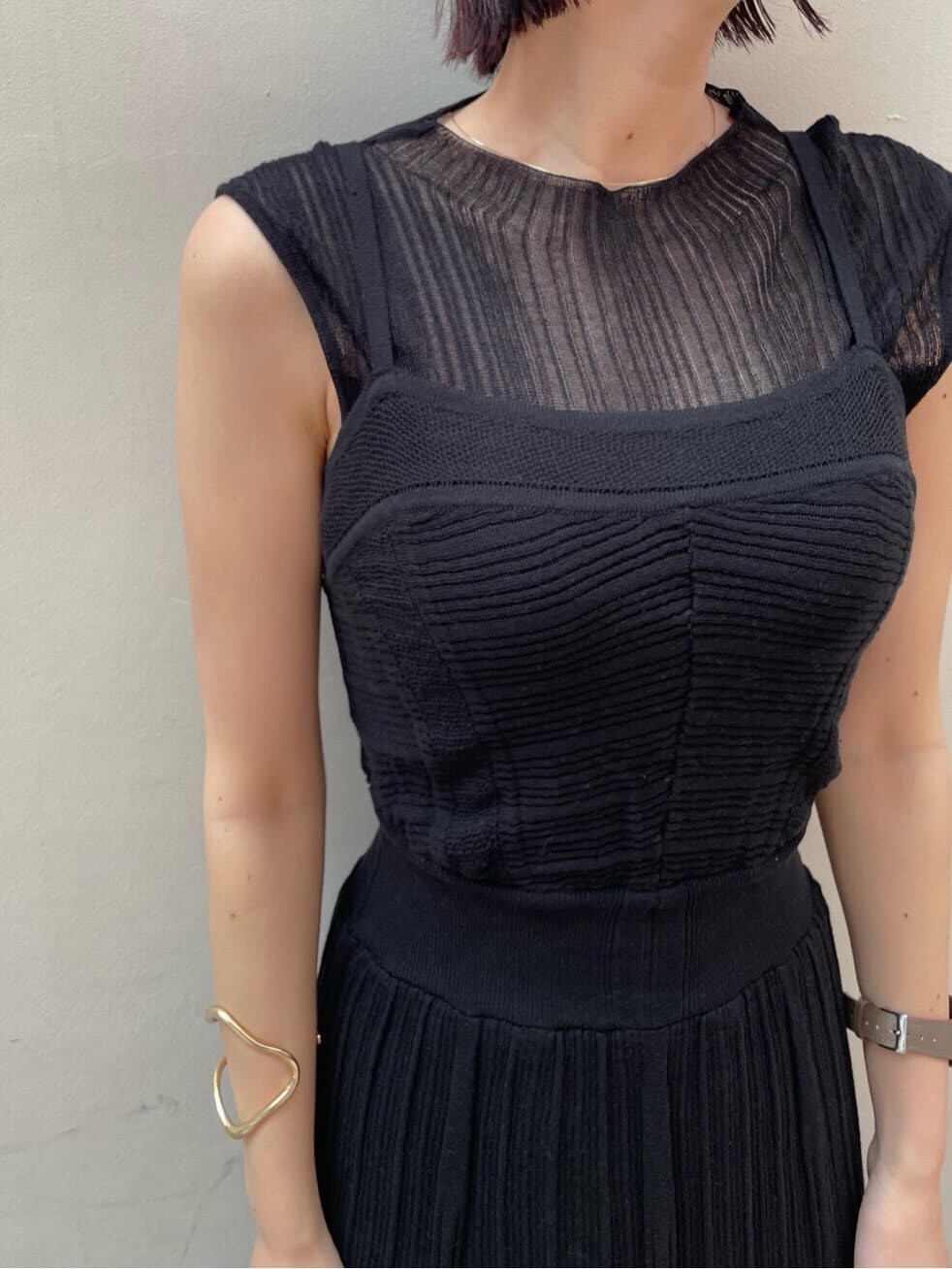 ベージュ系のサンダル、ブラック系のワンピース、ゴールド系のブレスレットを着用したレディースの夏コーディネートの5枚目の写真