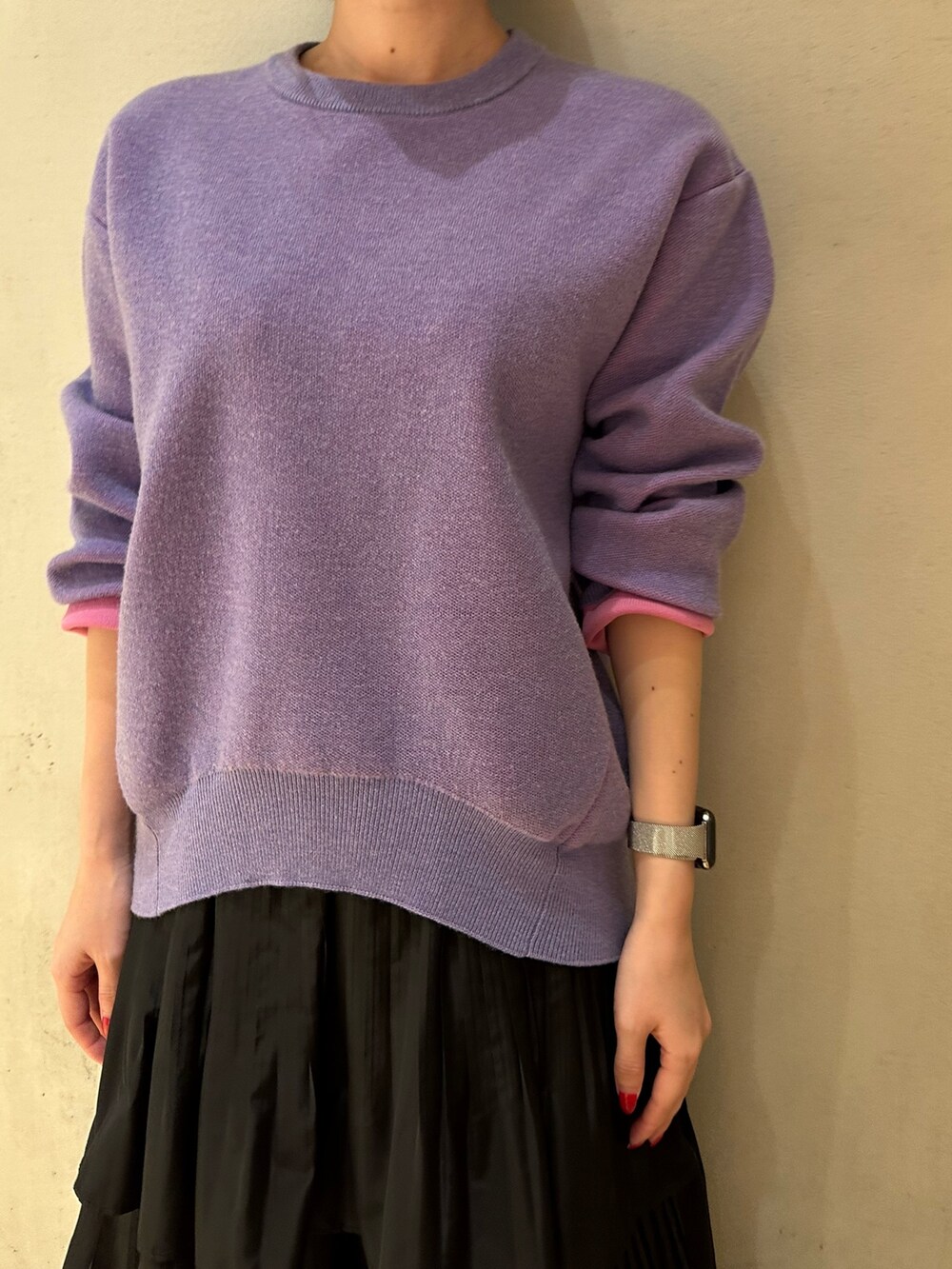 ブラック系のスカート、ホワイト系のノーカラージャケット、パープル系のニット/セーターを着用したレディースの夏コーディネートの3枚目の写真