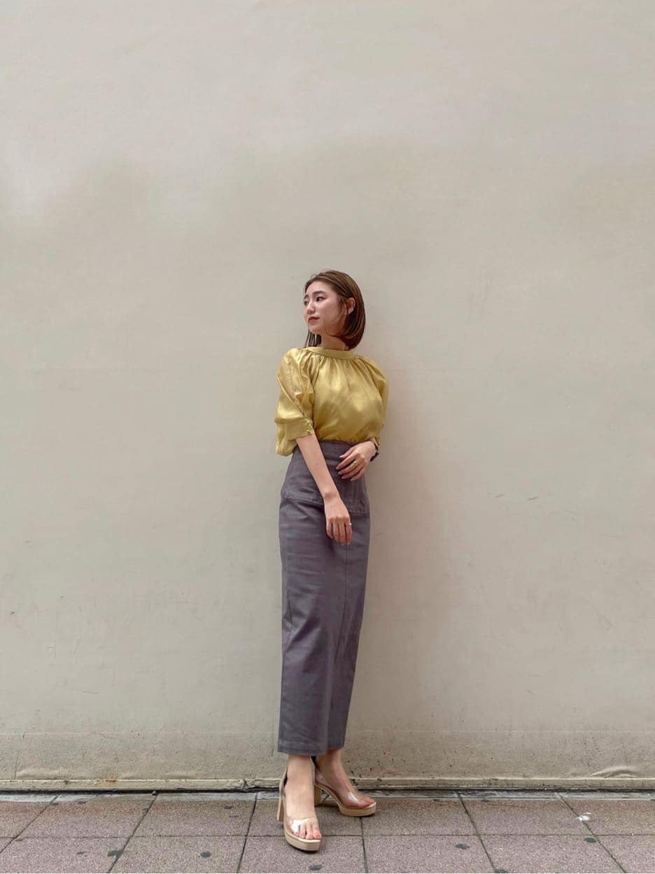その他のパンプス、グレー系のスカート、イエロー系のシャツ/ブラウスを着用したレディースの夏コーディネートの3枚目の写真