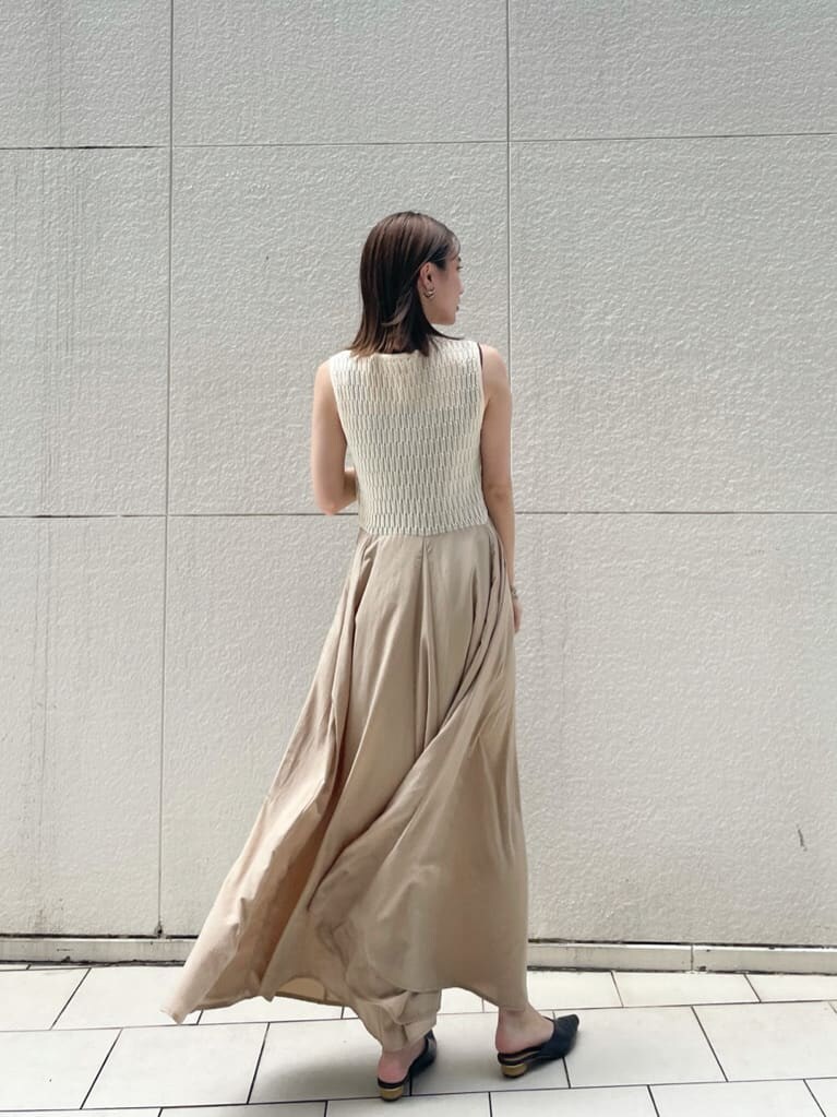 ホワイト系のワンピース、ゴールド系のピアス（両耳用）を着用したレディースの夏コーディネートの7枚目の写真