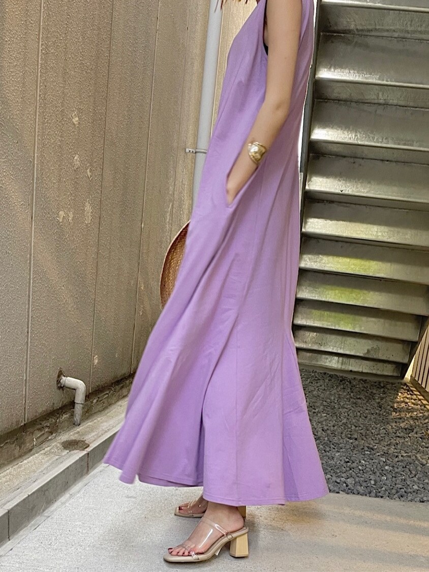 パープル系のワンピース、その他のその他シューズ、ベージュ系のハットを着用したレディースの夏コーディネートの5枚目の写真