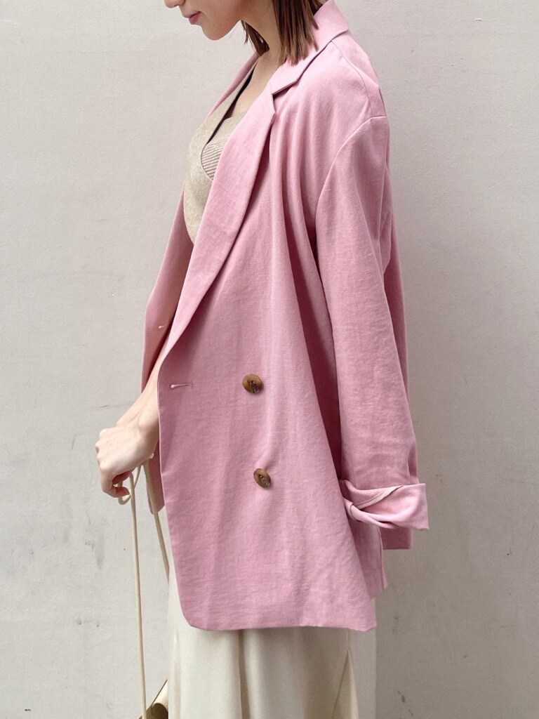 ホワイト系のスカート、その他のパンプス、ベージュ系のハンドバッグを着用したレディースの春コーディネートの6枚目の写真