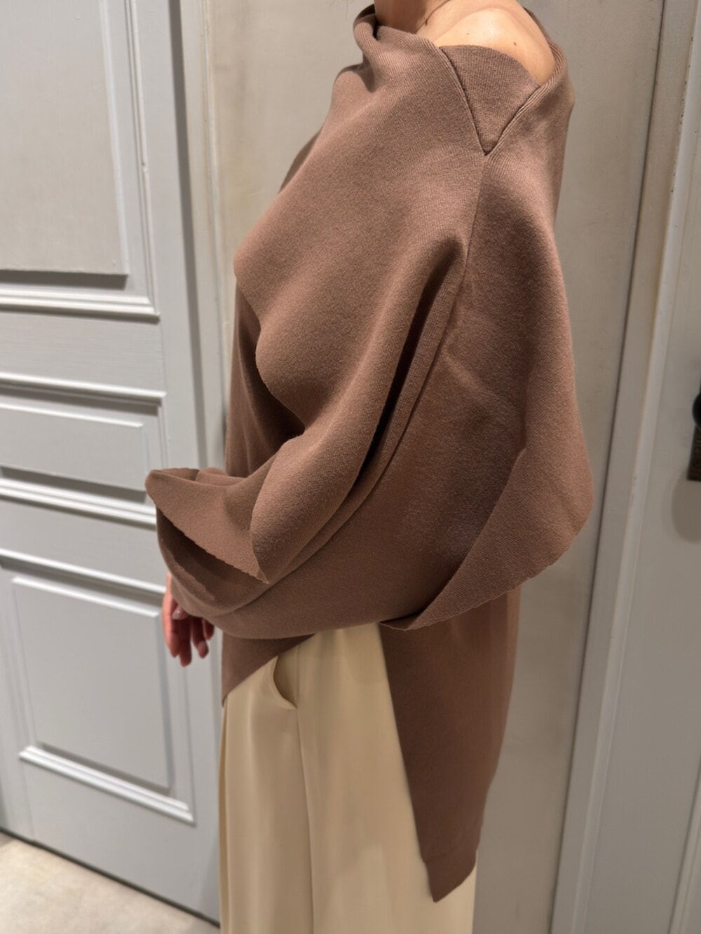 ホワイト系のその他パンツ、ブラウン系のニット/セーターを着用したレディースの冬コーディネートの8枚目の写真