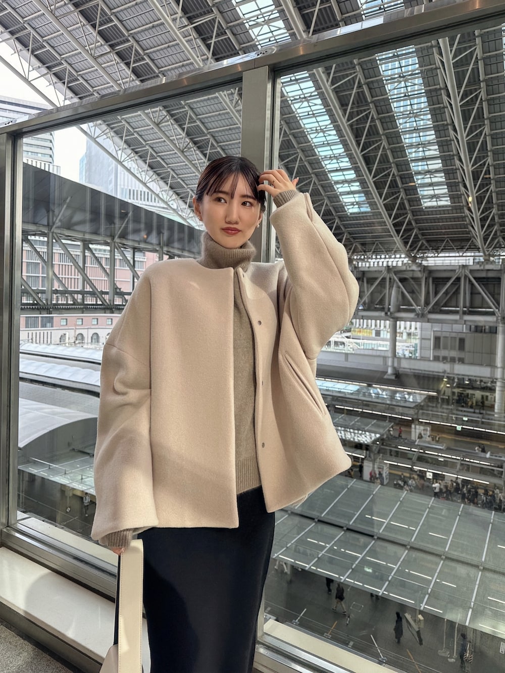 ベージュ系のショルダーバッグ、ベージュ系のノーカラージャケット、ベージュ系のニット/セーターを着用したレディースの冬コーディネートの2枚目の写真