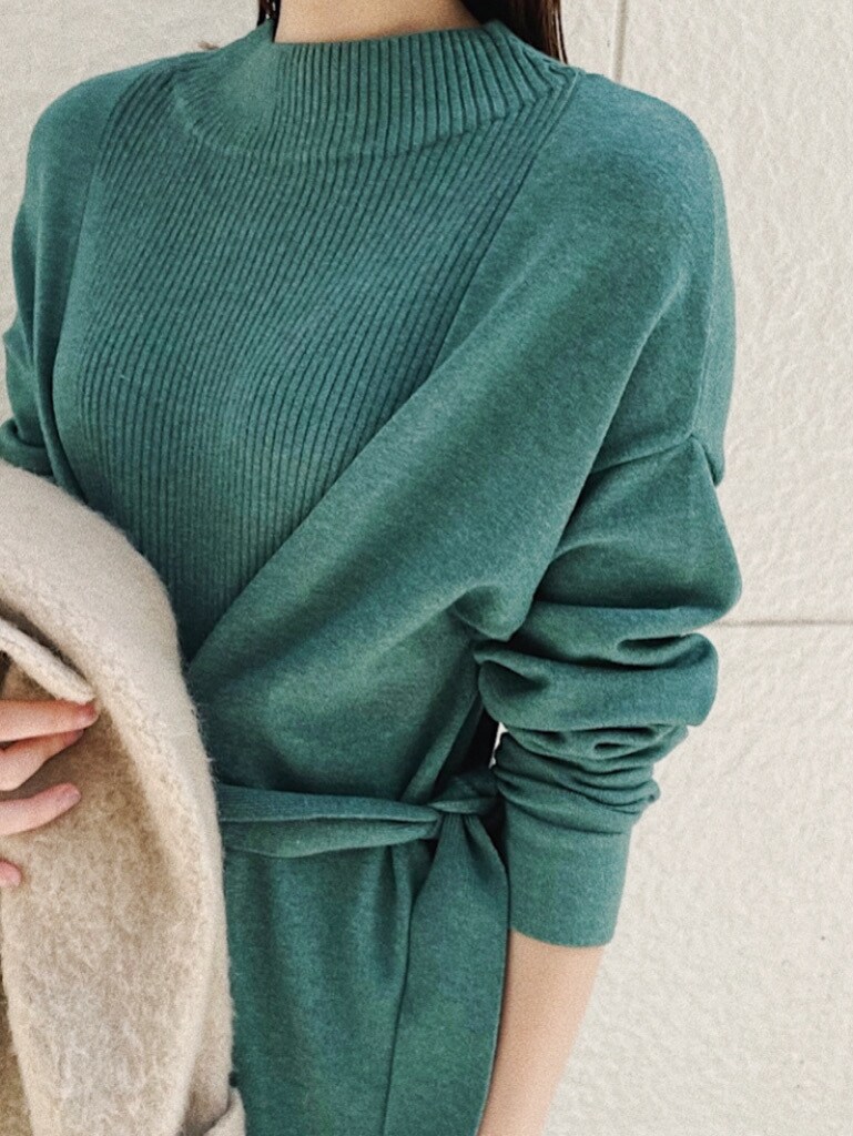 ベージュ系のその他アウター、グリーン系のワンピースを着用したレディースの冬コーディネートの4枚目の写真