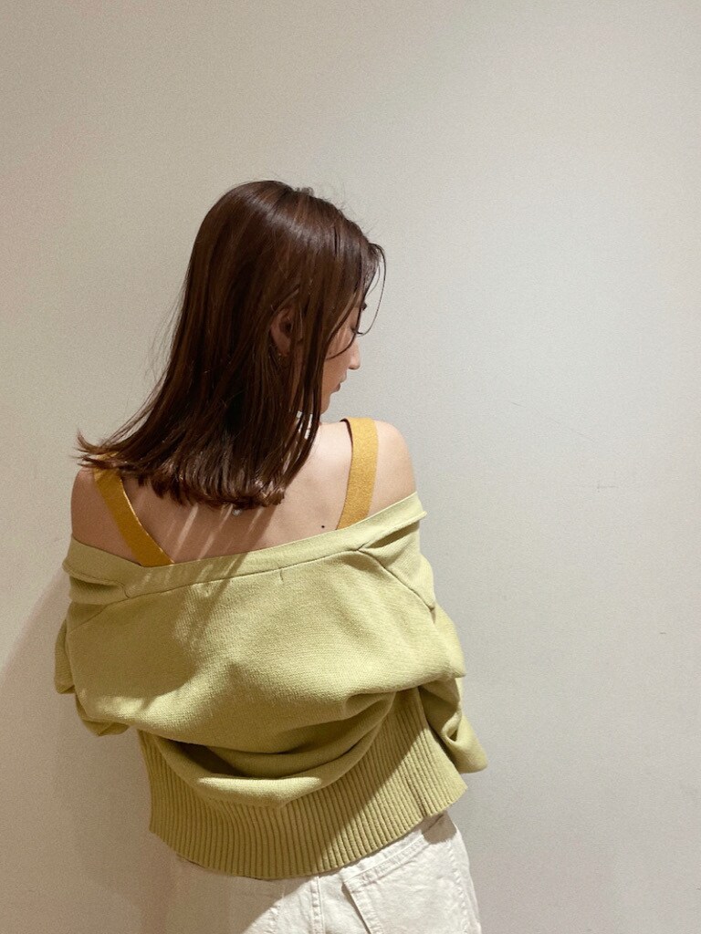 ホワイト系のデニムパンツ、ブラウン系のパンプス、パープル系のハンドバッグを着用したレディースの冬コーディネートの4枚目の写真