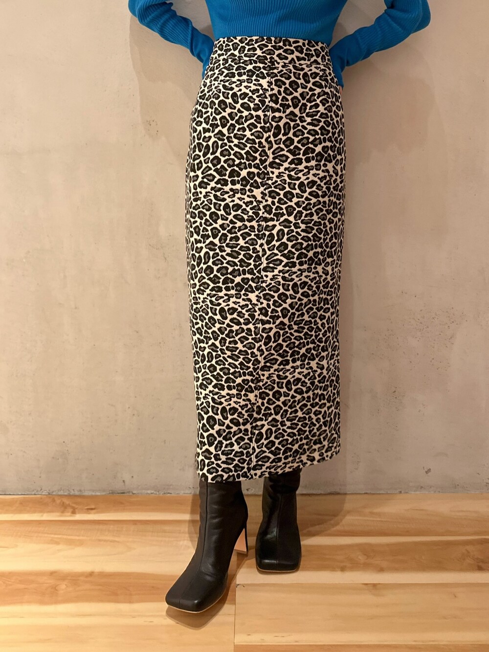 ホワイト系のスカート、ブラック系のブーツ、ブルー系のニット/セーターを着用したレディースの夏コーディネートの4枚目の写真