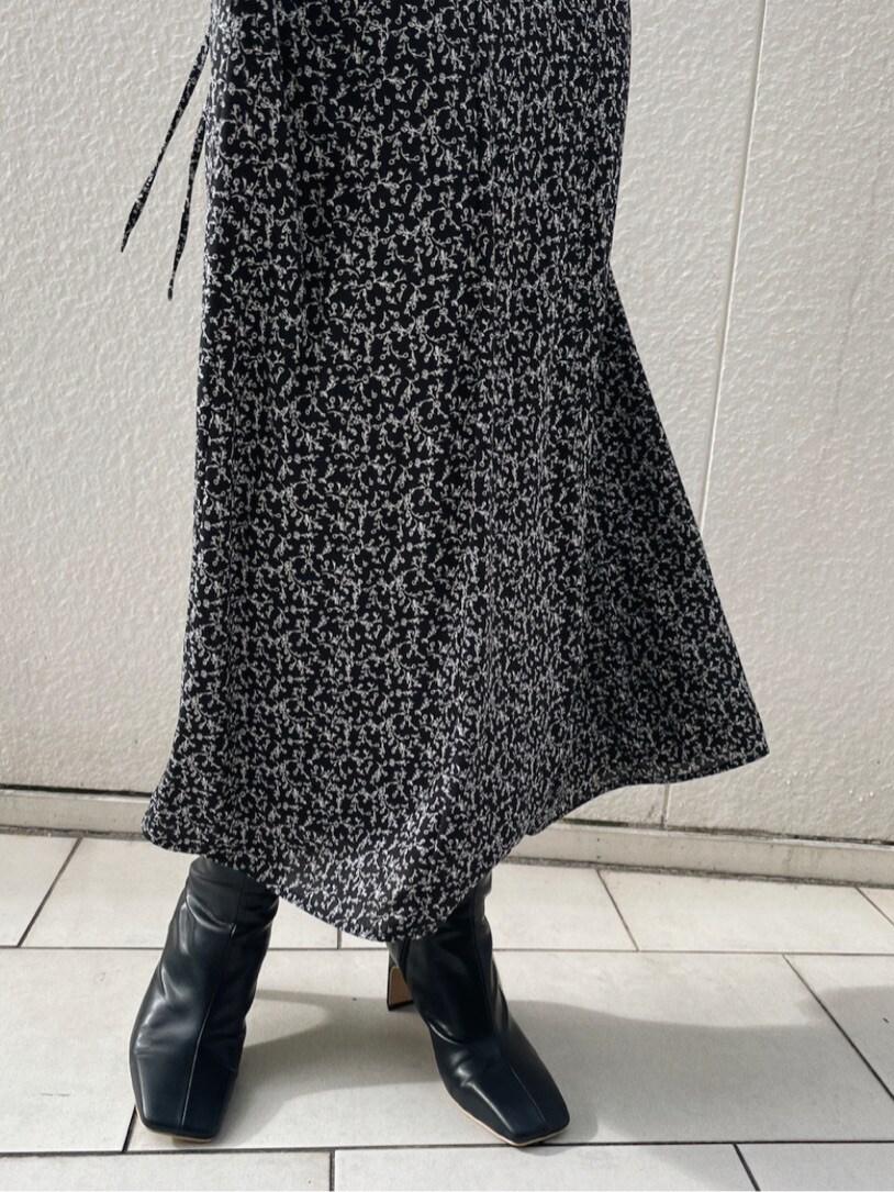 ベージュ系のハンドバッグ、ブラック系のワンピースを着用したレディースの冬コーディネートの4枚目の写真