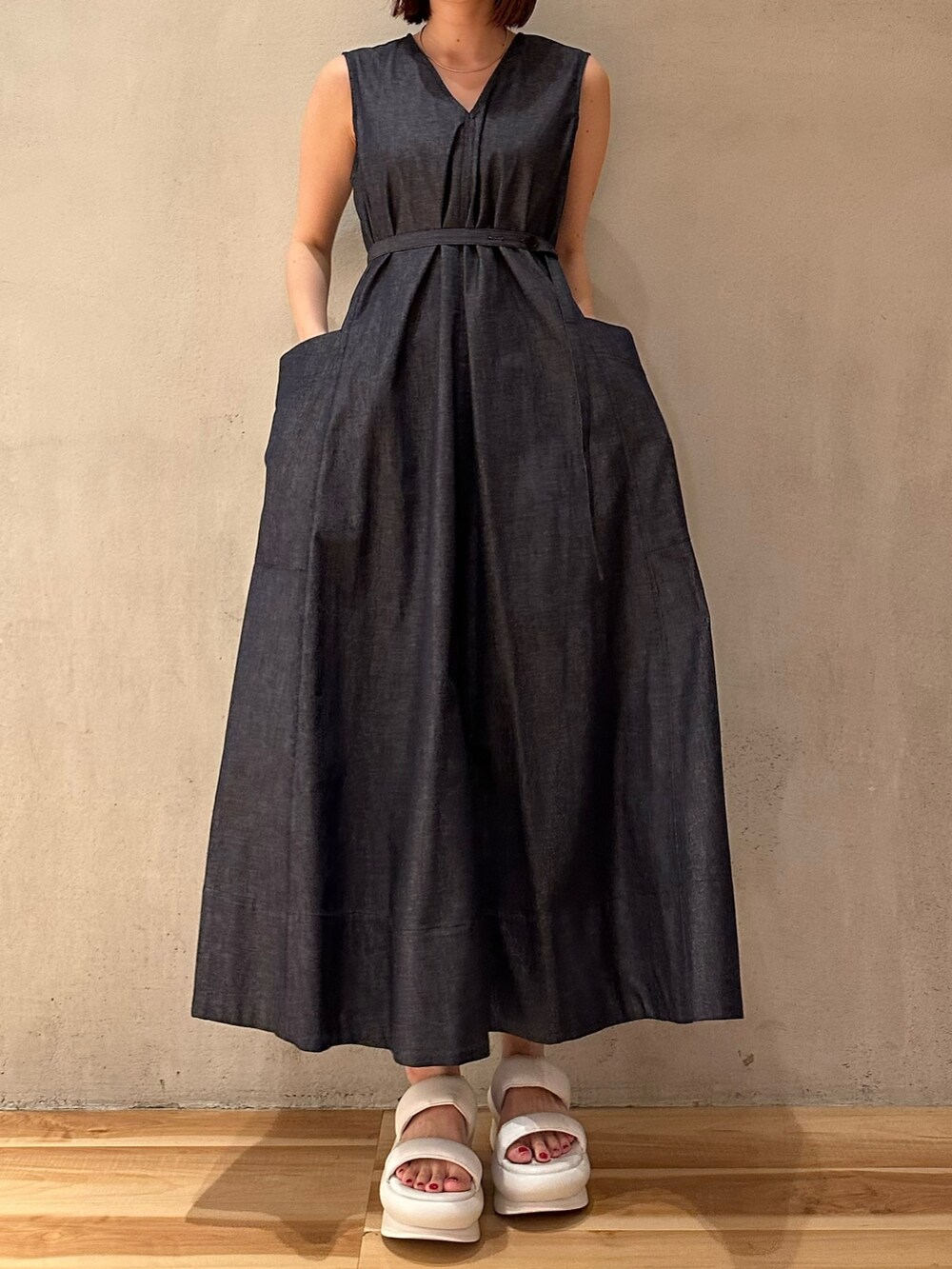 ホワイト系のサンダル、ブルー系のブルゾン、ブルー系のワンピースを着用したレディースの夏コーディネートの4枚目の写真