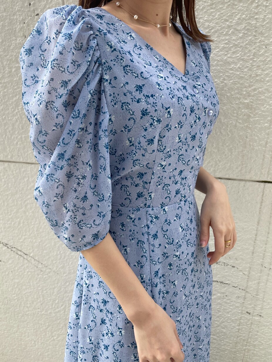 ホワイト系のその他アウター、パープル系のワンピース、ブラウン系のパンプスを着用したレディースの冬コーディネートの2枚目の写真