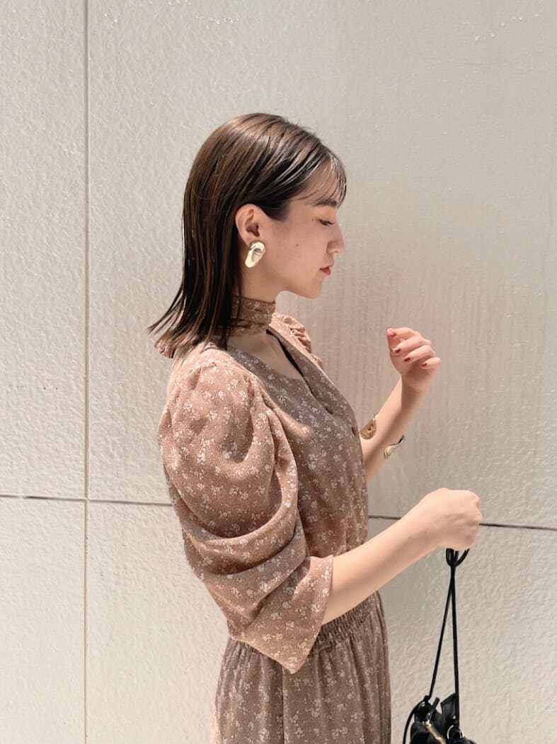 ブラック系のハンドバッグ、ベージュ系のワンピース、その他のその他シューズを着用したレディースの夏コーディネートの5枚目の写真