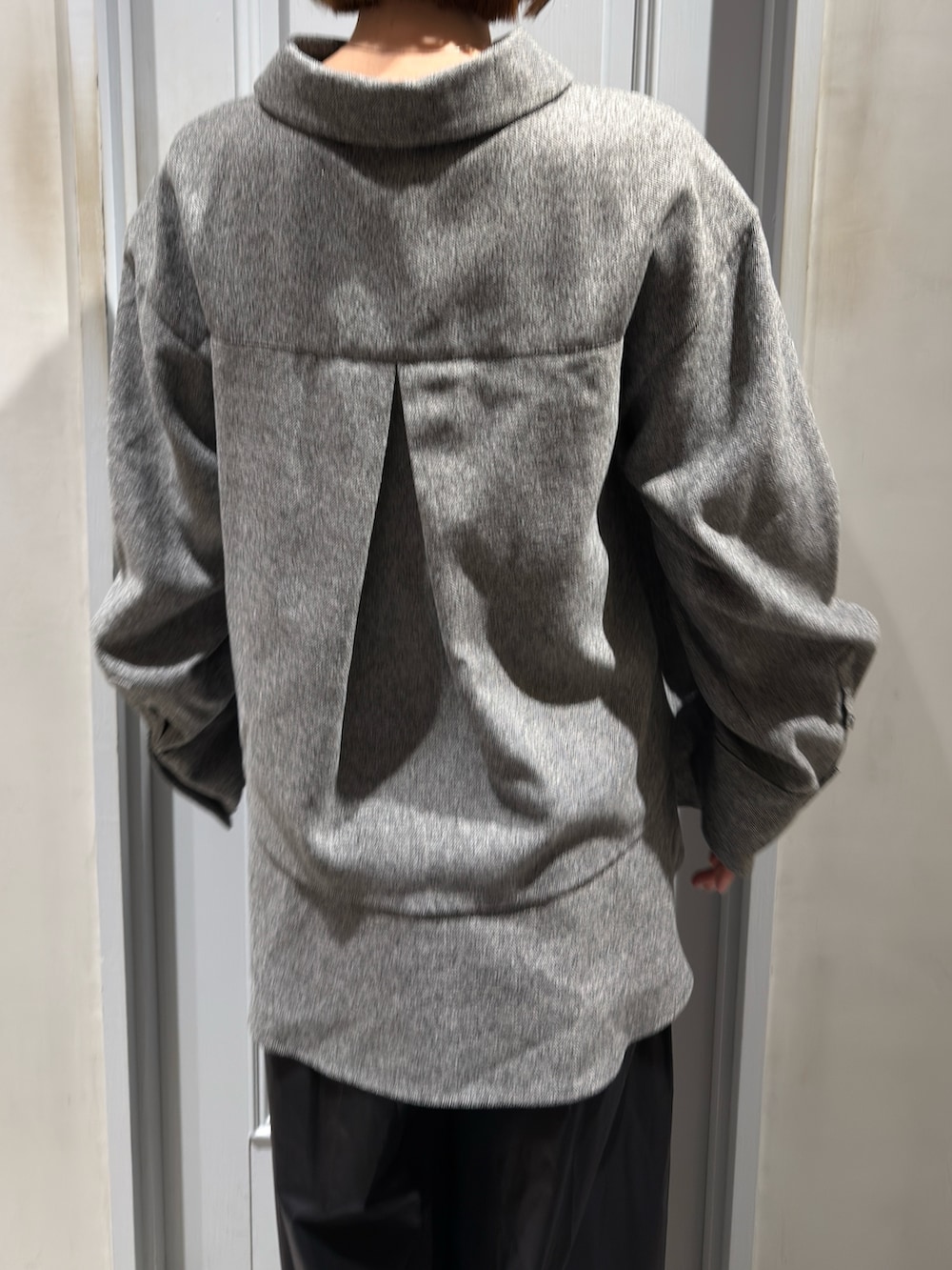 グレー系のシャツ/ブラウス、ブラック系のその他パンツを着用したレディースの冬コーディネートの6枚目の写真