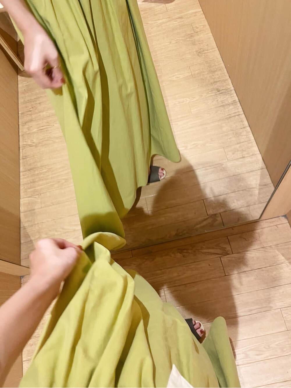 ブラウン系のパンプス、ホワイト系のシャツ/ブラウス、グリーン系のスカートを着用したレディースの夏コーディネートの5枚目の写真