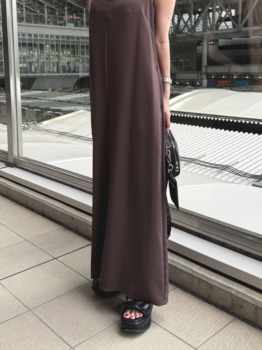 ブラウン系のつなぎ/オールインワン、ブラック系のサンダルを着用したレディースの夏コーディネートの5枚目の写真