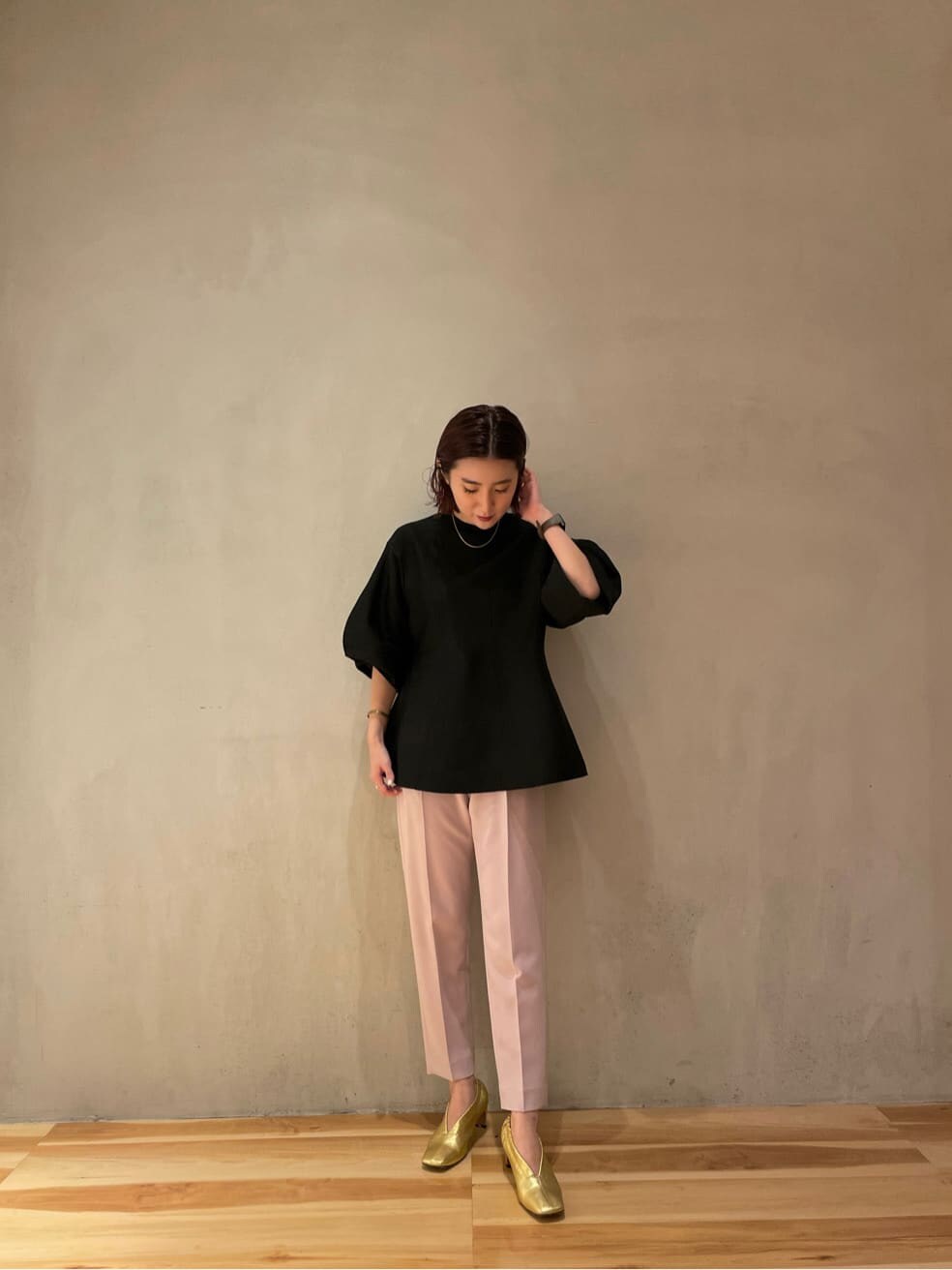 ブラック系のニット/セーター、ピンク系のその他パンツ、グレー系のその他アウターを着用したレディースの秋コーディネートの2枚目の写真