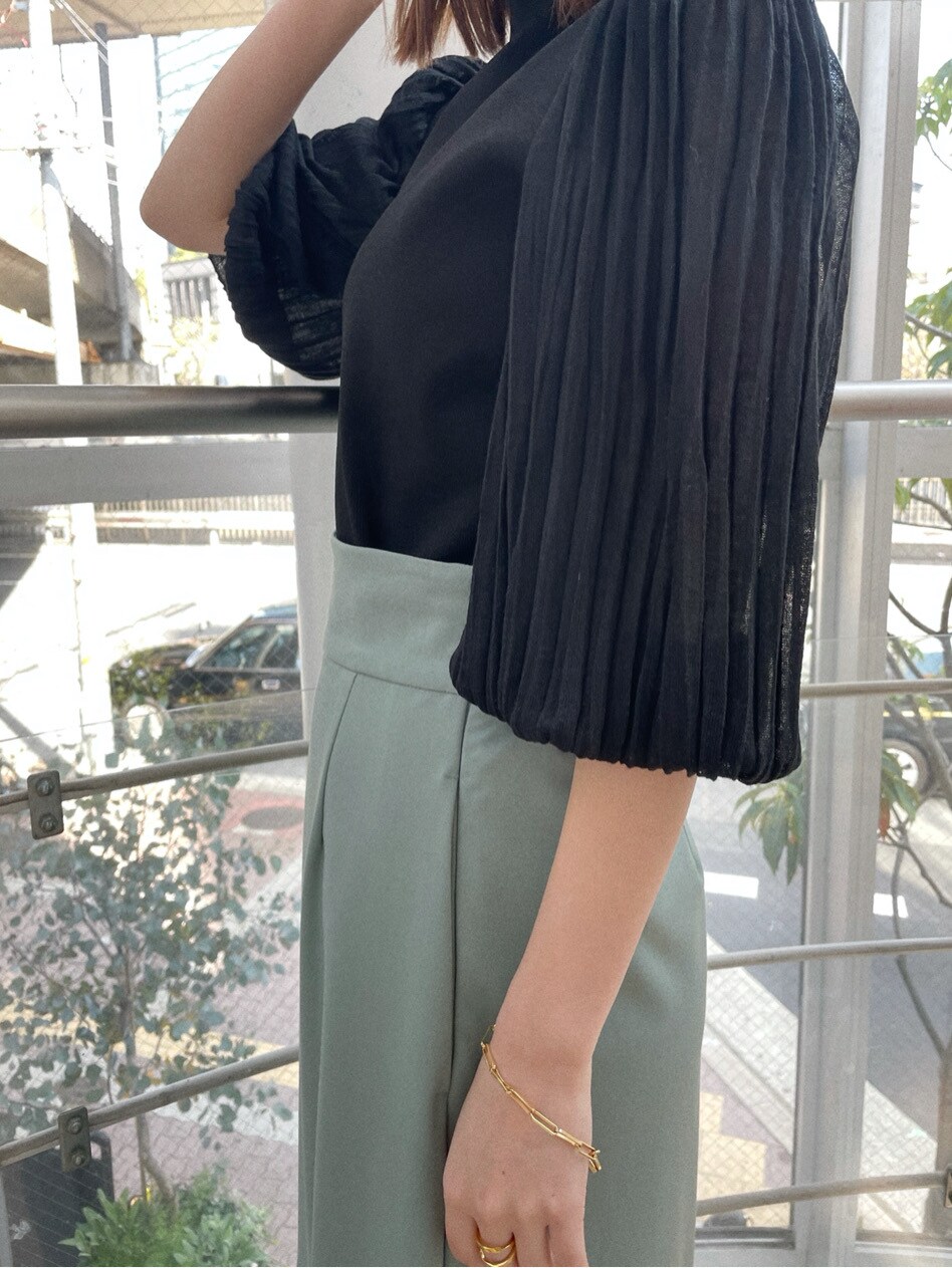 グリーン系のスカート、その他のパンプス、ベージュ系のその他アウターを着用したレディースの春コーディネートの5枚目の写真