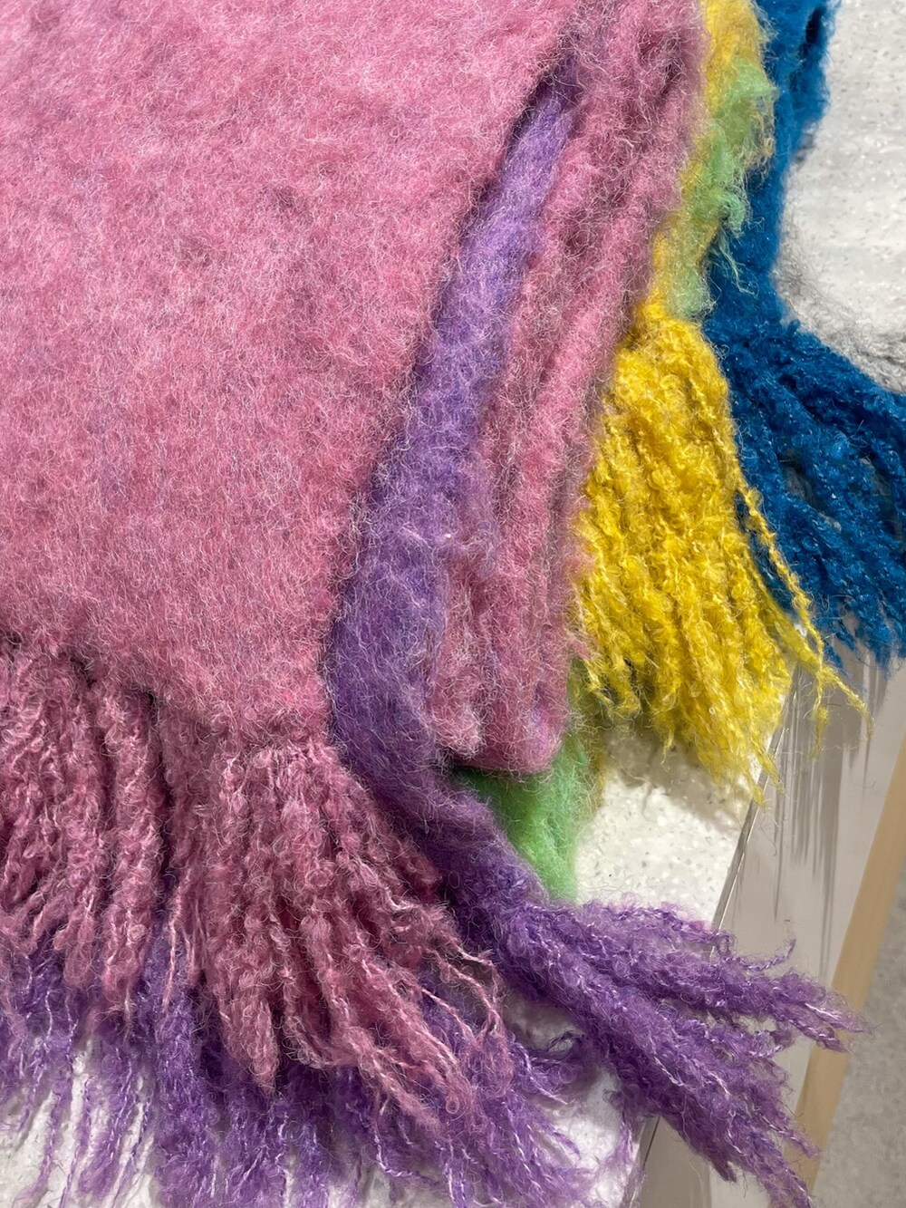 ブラック系のハンドバッグ、その他のワンピース、パープル系のストール/ショールを着用したレディースの冬コーディネートの7枚目の写真