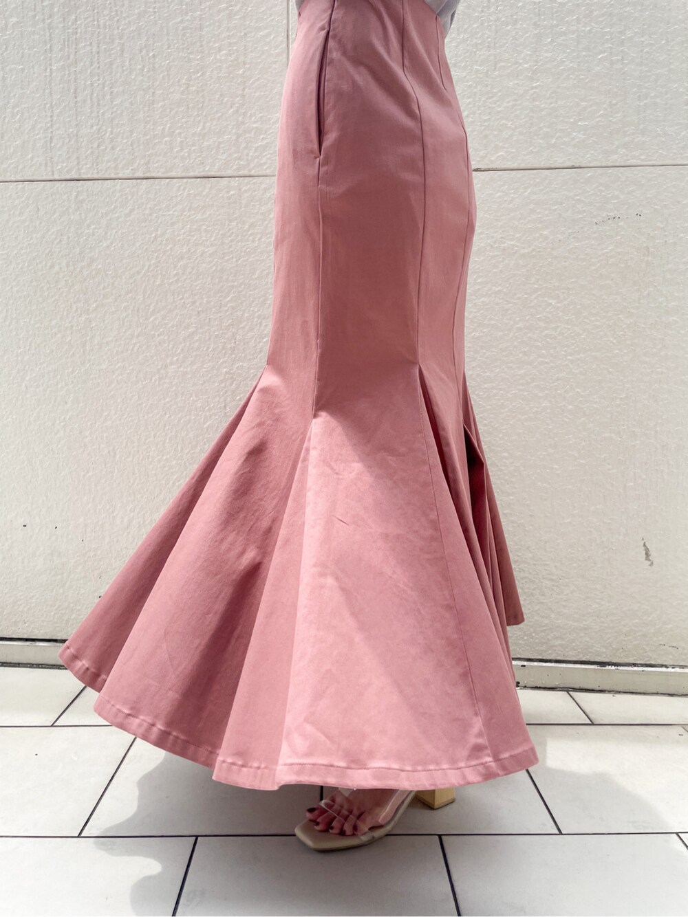 その他のその他シューズ、ピンク系のスカート、ベージュ系のニット/セーターを着用したレディースの夏コーディネートの8枚目の写真