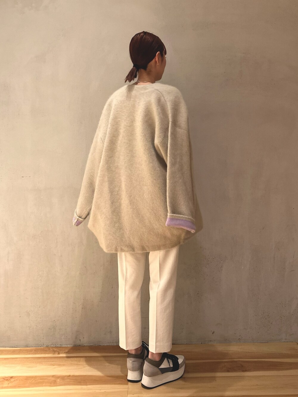 ホワイト系のTシャツ/カットソー、ホワイト系のノーカラージャケット、ホワイト系のその他パンツを着用したレディースの夏コーディネートの2枚目の写真