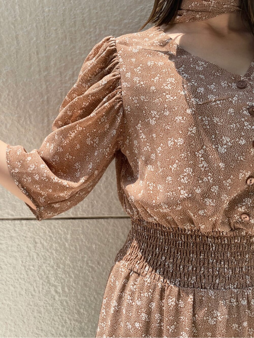 ブラック系のハンドバッグ、ベージュ系のワンピース、その他のその他シューズを着用したレディースの夏コーディネートの4枚目の写真