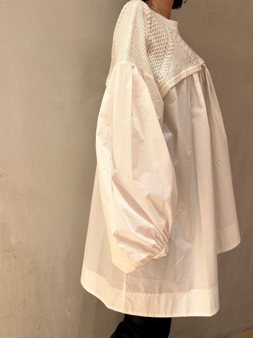 ブラック系のブーツ、ホワイト系のシャツ/ブラウス、グレー系のカーディガン/ボレロを着用したレディースの夏コーディネートの8枚目の写真