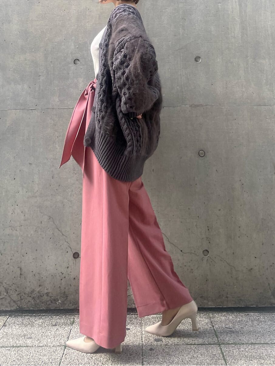 ピンク系のその他パンツ、ベージュ系のパンプス、イエロー系のニット/セーターを着用したレディースの冬コーディネートの2枚目の写真