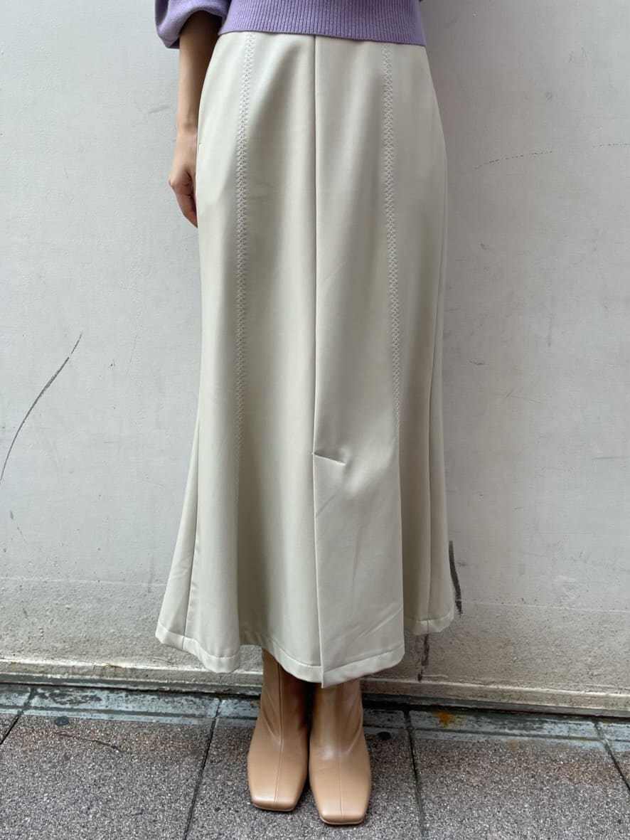 ホワイト系のスカート、ベージュ系のその他シューズ、パープル系のニット/セーターを着用したレディースの夏コーディネートの5枚目の写真