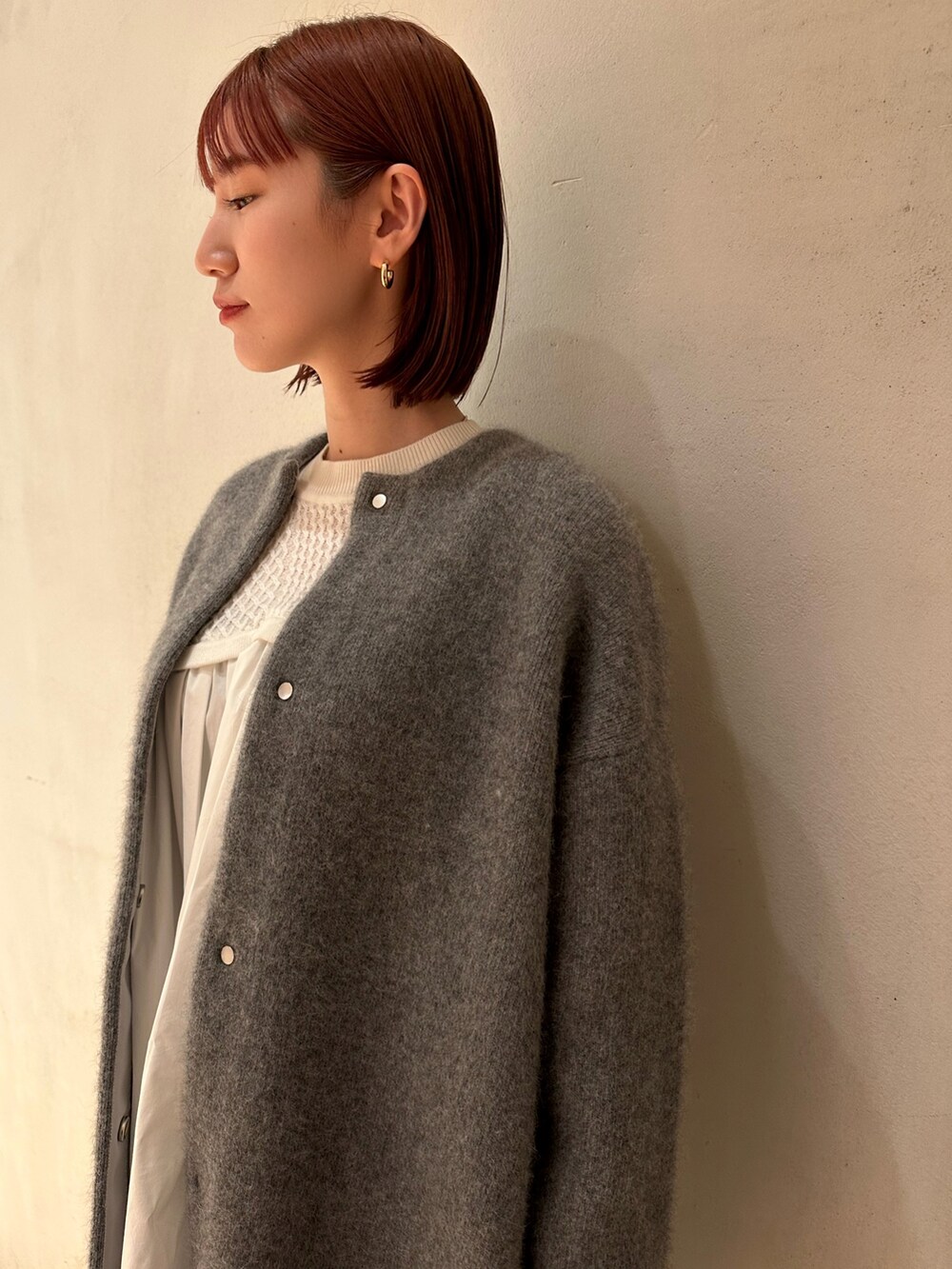 ブラック系のブーツ、ホワイト系のシャツ/ブラウス、グレー系のカーディガン/ボレロを着用したレディースの夏コーディネートの4枚目の写真