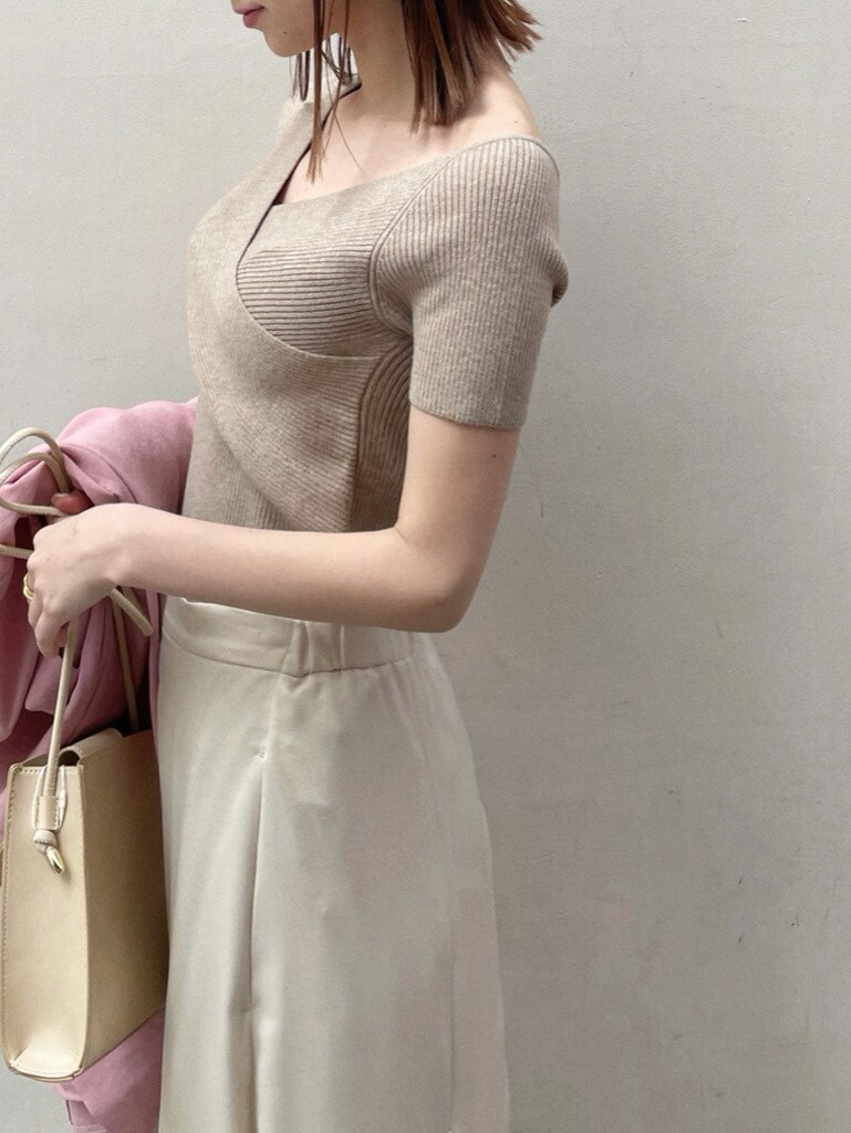 ホワイト系のスカート、その他のパンプス、ベージュ系のハンドバッグを着用したレディースの春コーディネートの3枚目の写真