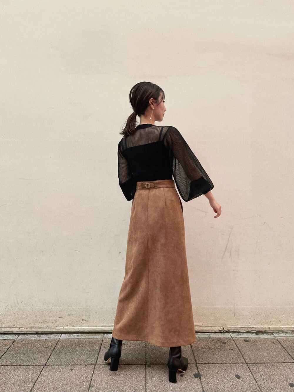 ブラウン系のスカート、ブラック系のその他シューズ、ブラック系のニット/セーターを着用したレディースの夏コーディネートの6枚目の写真