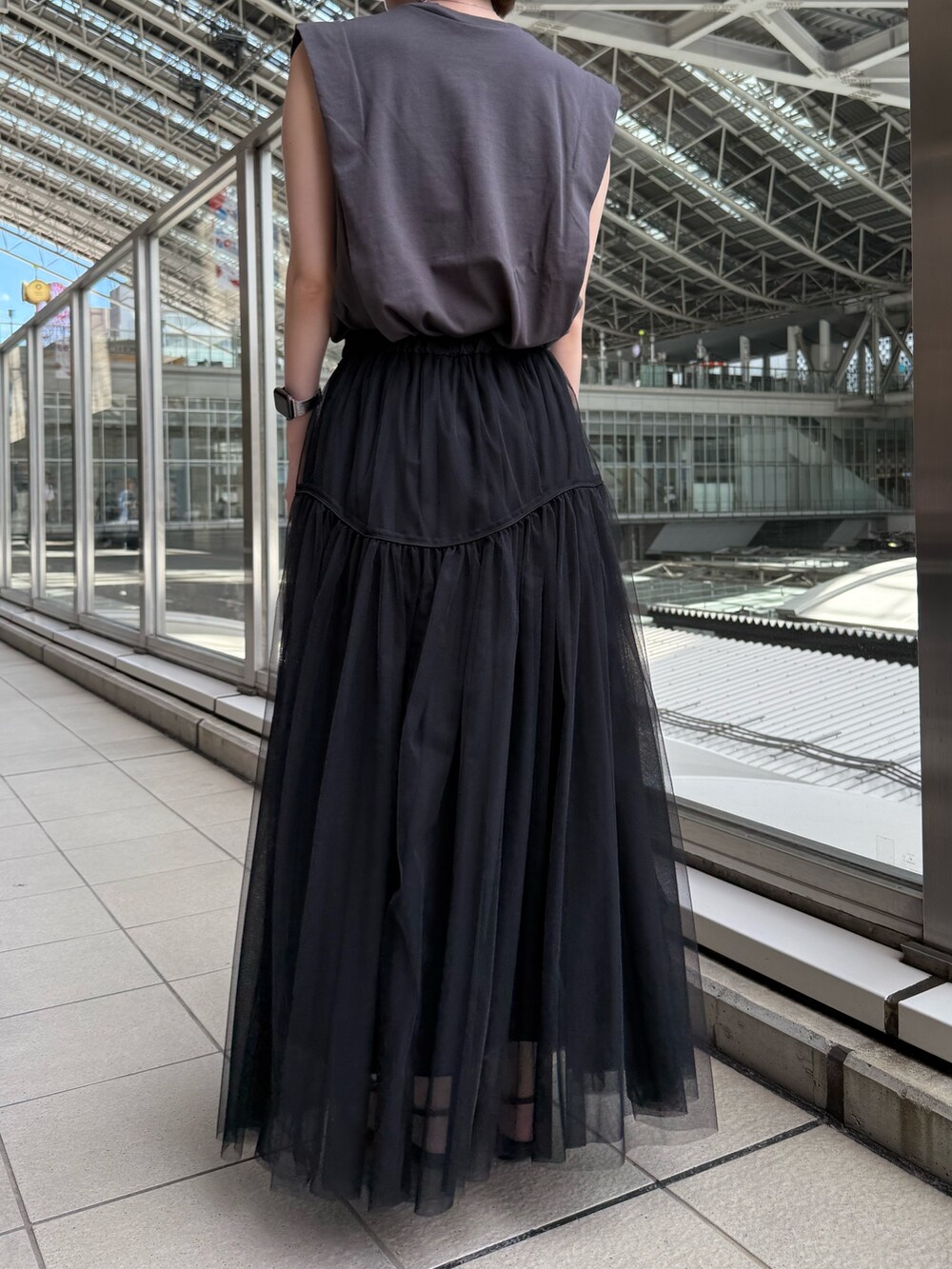 グレー系のTシャツ/カットソー、ブラック系のスカート、レッド系のショルダーバッグを着用したレディースの夏コーディネートの7枚目の写真