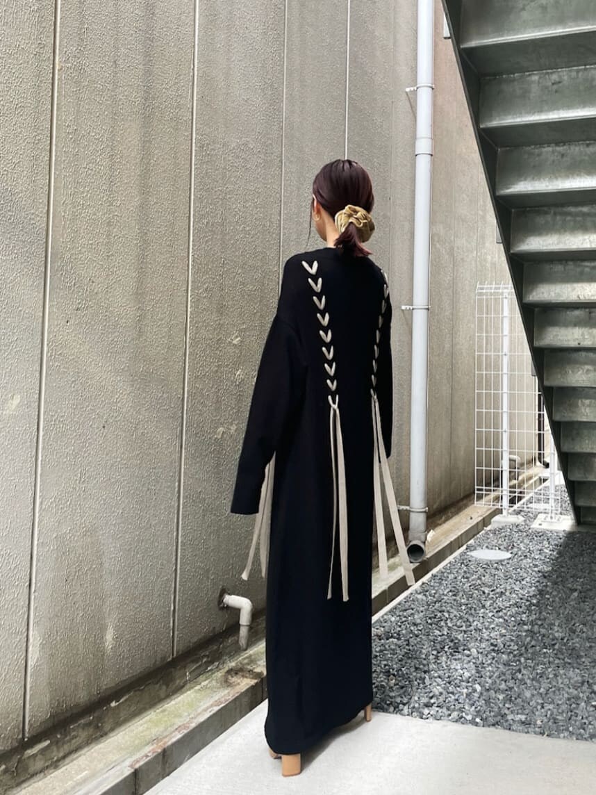 ベージュ系のその他シューズ、ブラック系のワンピース、グリーン系のシュシュを着用したレディースの秋コーディネートの2枚目の写真