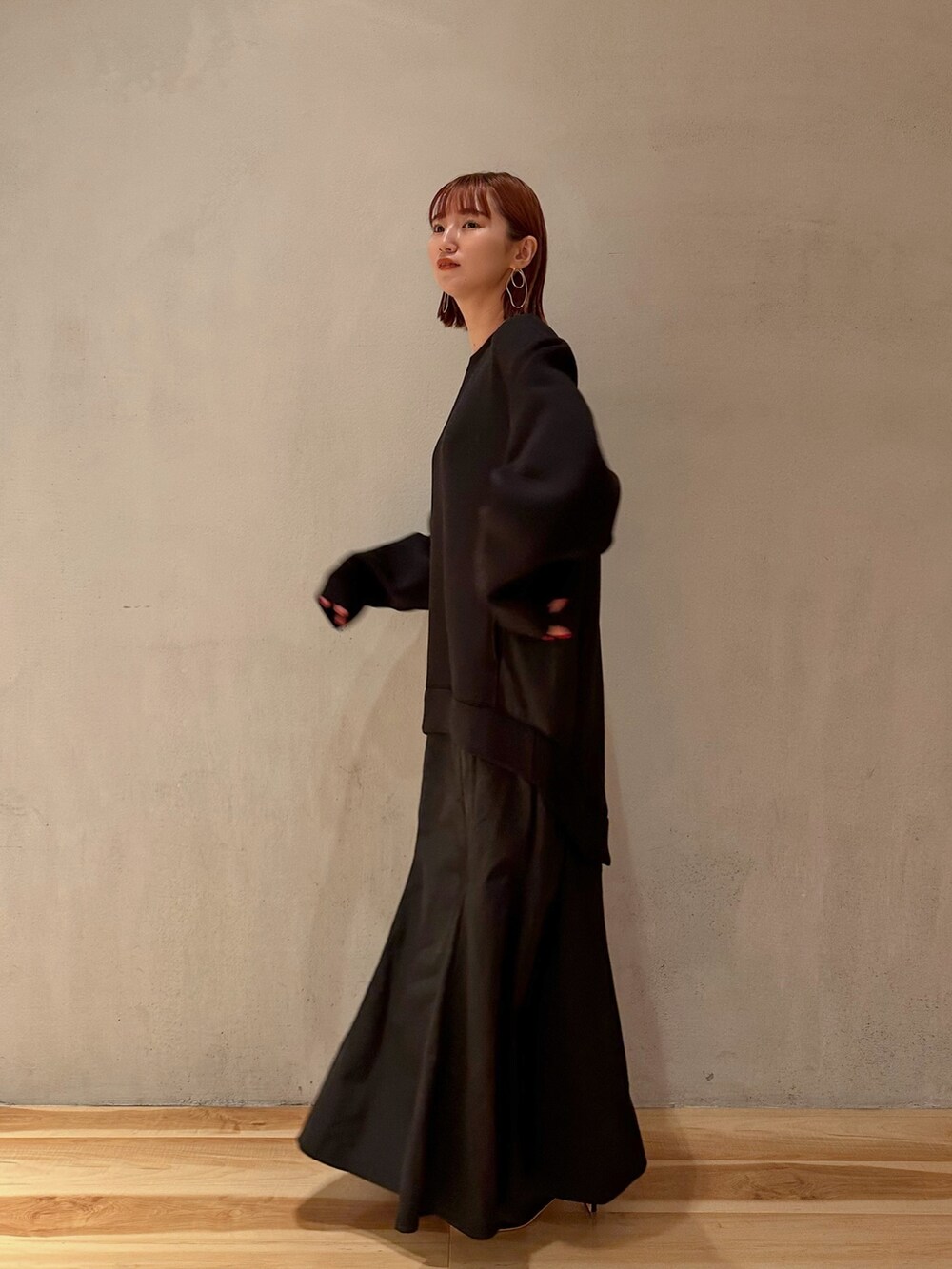 ブラック系のワンピース、ブラック系のブーツ、ブルー系のノーカラーコートを着用したレディースの夏コーディネートの3枚目の写真