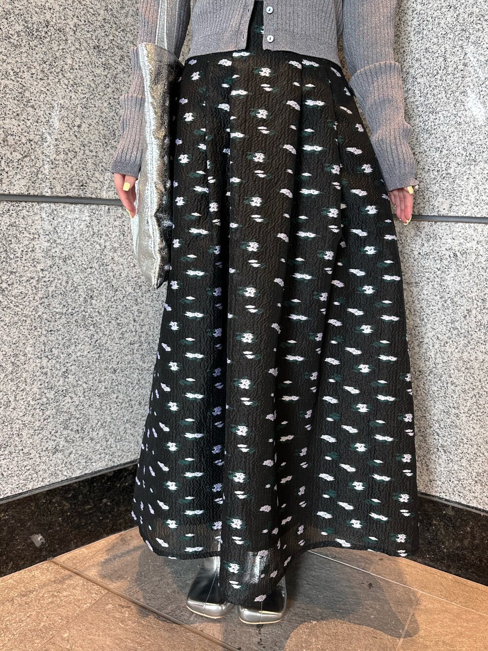 グレー系のカーディガン/ボレロ、その他のスカート、シルバー系のブーツを着用したレディースの夏コーディネートの9枚目の写真