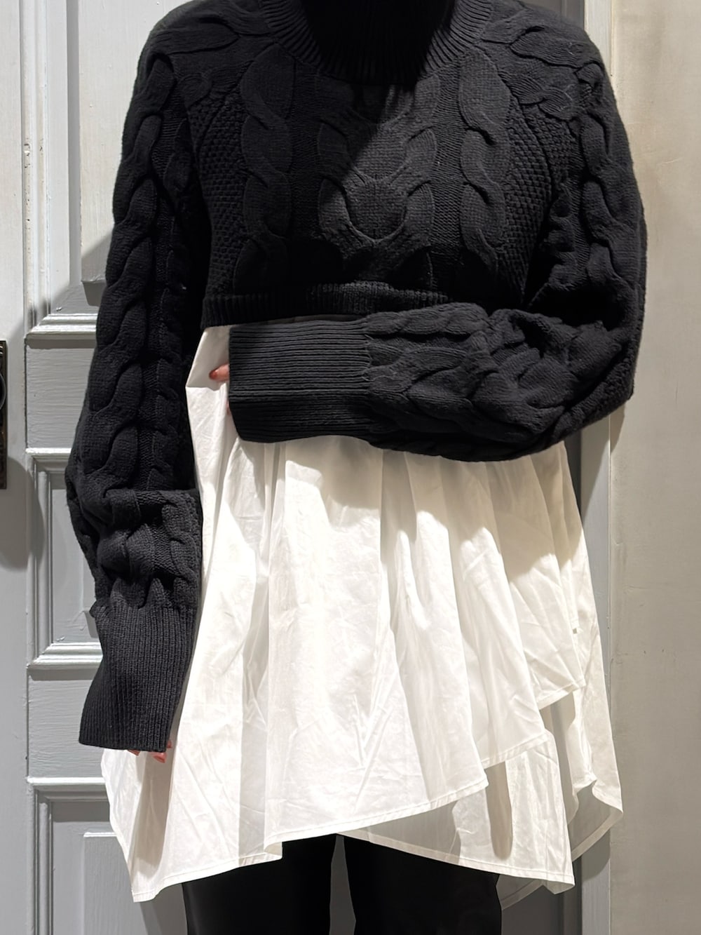 ブラック系のニット/セーター、ブラック系のその他パンツ、ブラック系のパンプスを着用したレディースの秋コーディネートの3枚目の写真