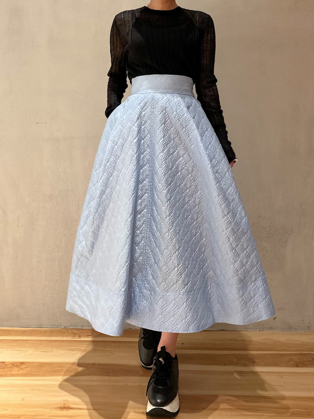 ブルー系のスカート、ブラック系のスニーカー、ブルー系のカーディガン/ボレロを着用したレディースの春コーディネートの4枚目の写真