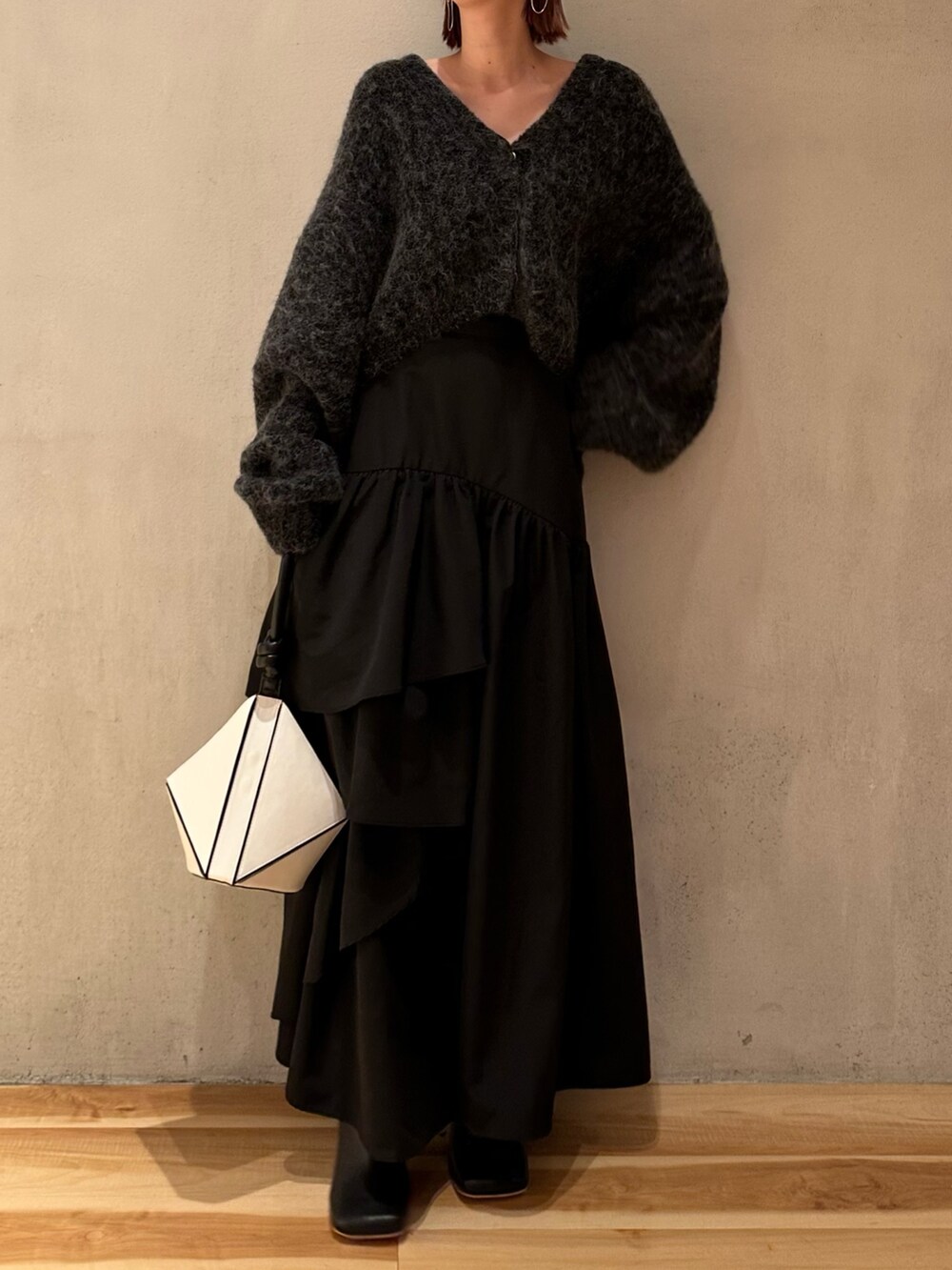 グレー系のカーディガン/ボレロ、ブラック系のスカート、ブラック系のブーツを着用したレディースの夏コーディネートの3枚目の写真