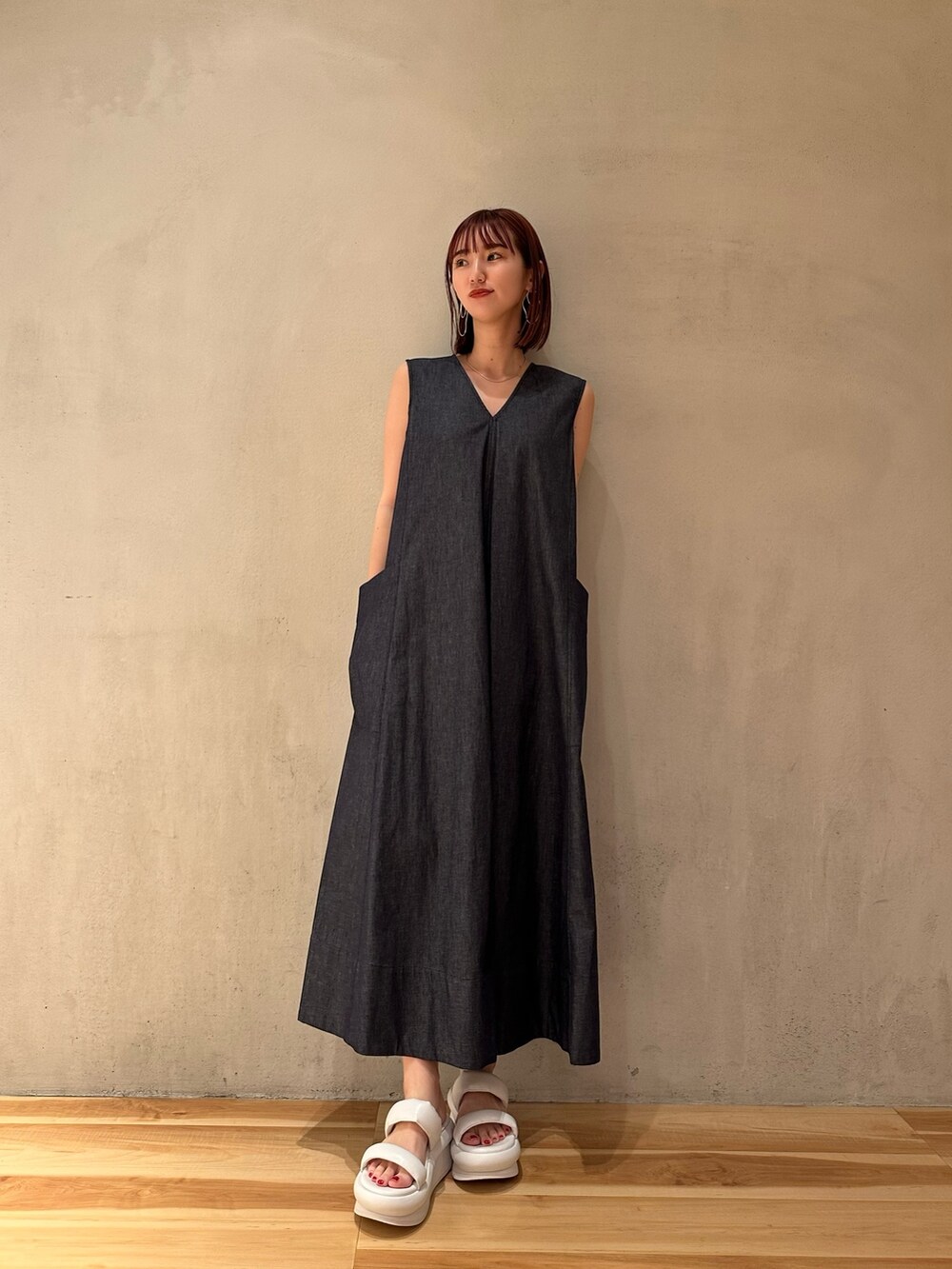 ホワイト系のサンダル、ブルー系のブルゾン、ブルー系のワンピースを着用したレディースの夏コーディネートの2枚目の写真