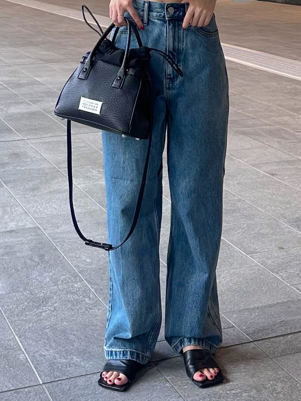 ホワイト系のシャツ/ブラウス、ブルー系のデニムパンツ、ブラック系のショルダーバッグを着用したレディースの夏コーディネートの7枚目の写真