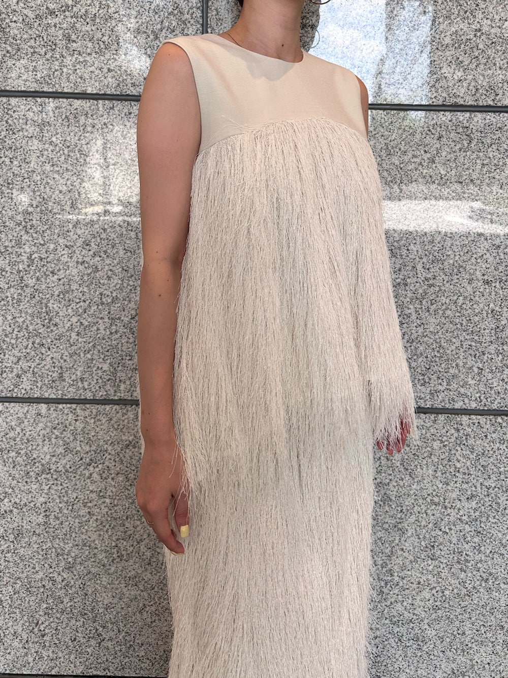 ホワイト系のスカート、ホワイト系のその他トップス、パープル系のカーディガン/ボレロを着用したレディースの夏コーディネートの10枚目の写真