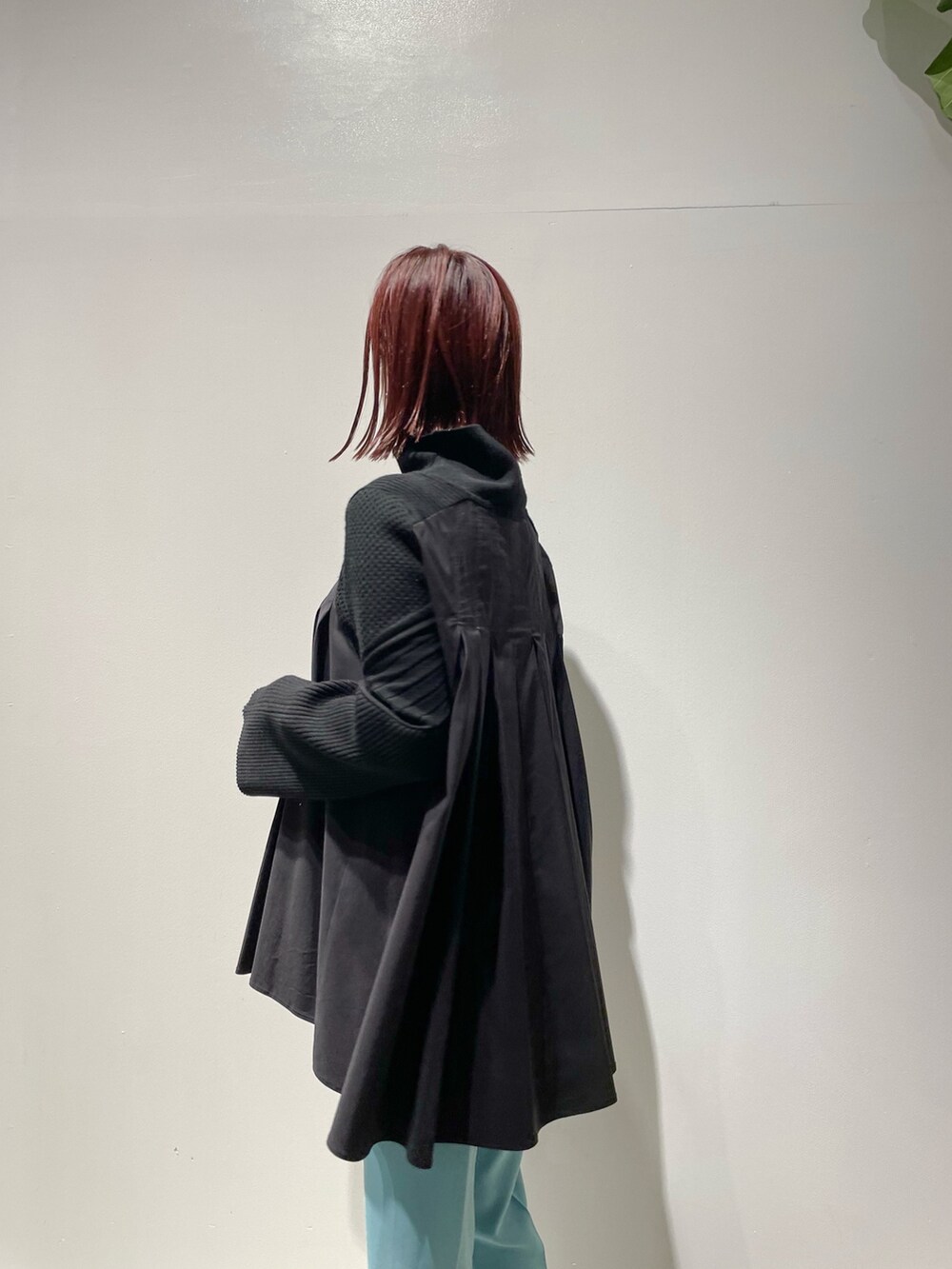 ホワイト系のニット/セーター、ブルー系のその他パンツ、ブラウン系のスニーカーを着用したレディースの冬コーディネートの6枚目の写真