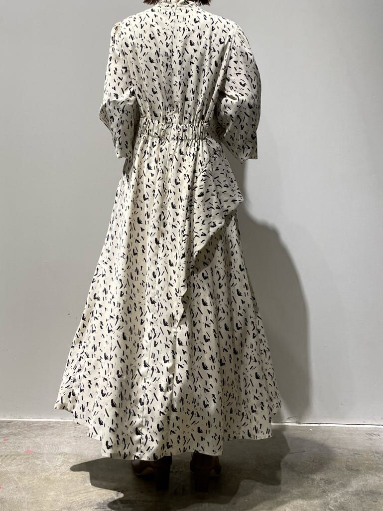 その他のワンピース、ベージュ系のノーカラーコートを着用したレディースの秋コーディネートの6枚目の写真