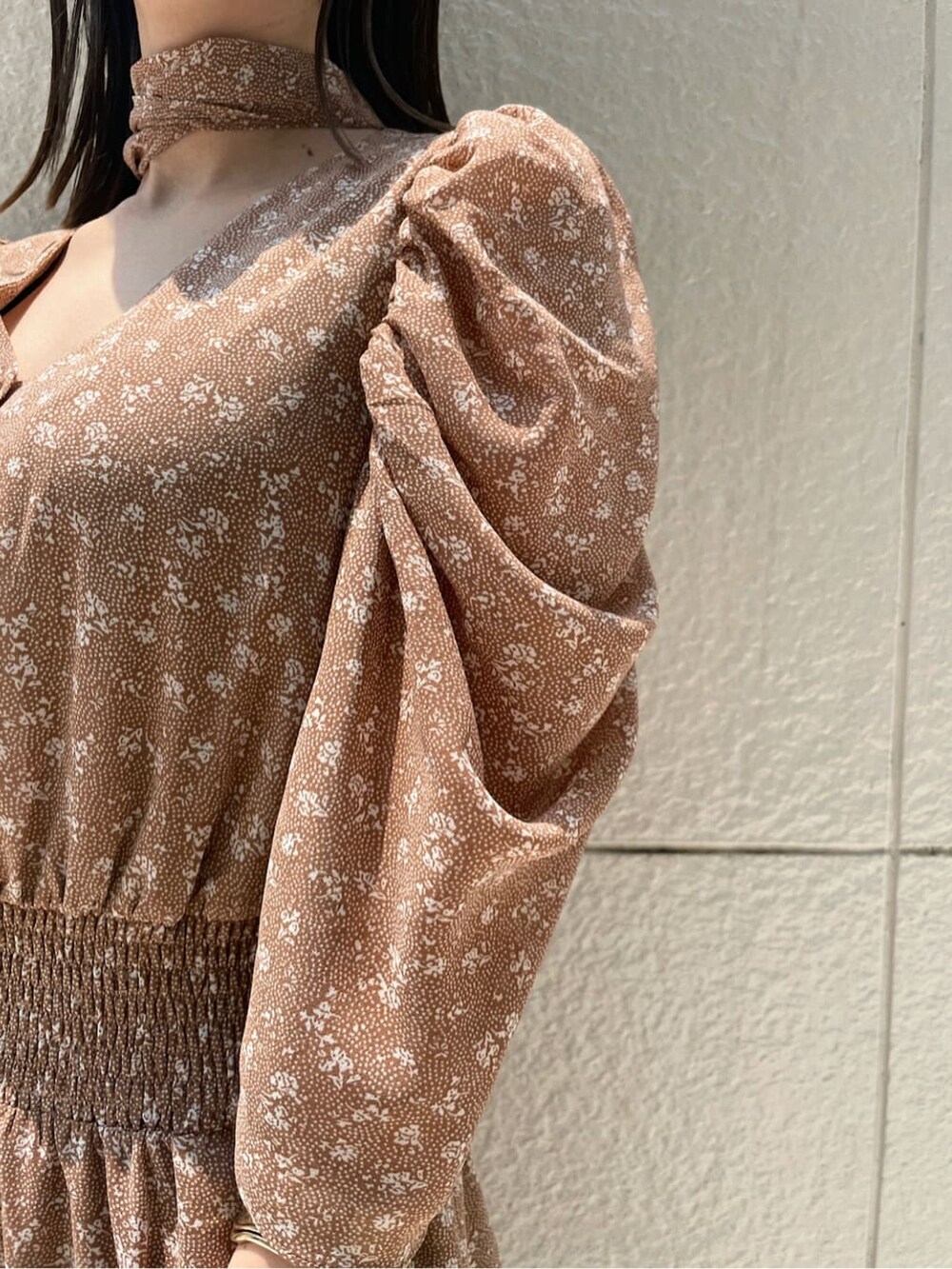 ブラック系のハンドバッグ、ベージュ系のワンピース、その他のその他シューズを着用したレディースの夏コーディネートの3枚目の写真