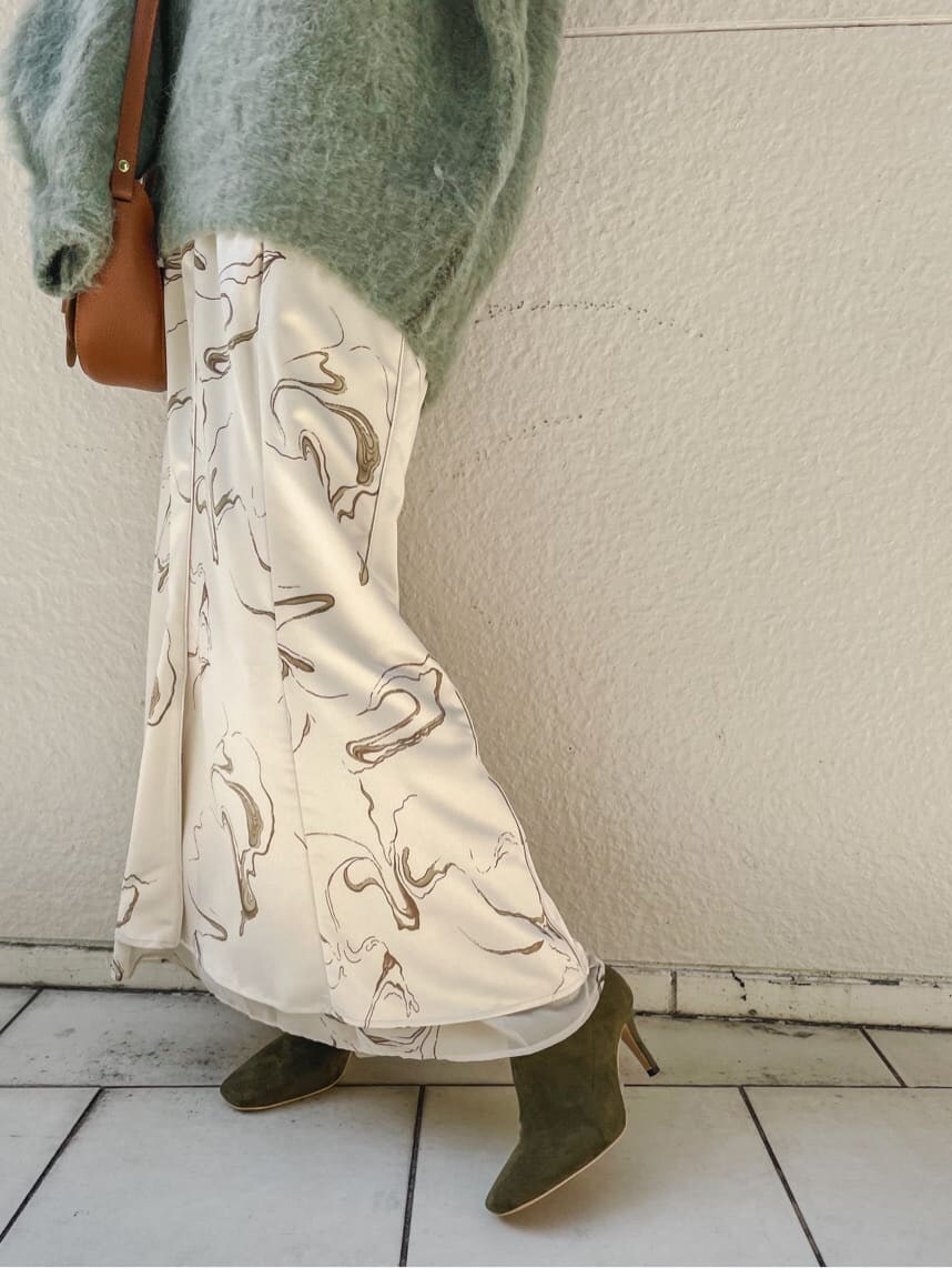 ベージュ系のブーツ、ブラウン系のショルダーバッグ、ホワイト系のスカートを着用したレディースの秋コーディネートの7枚目の写真