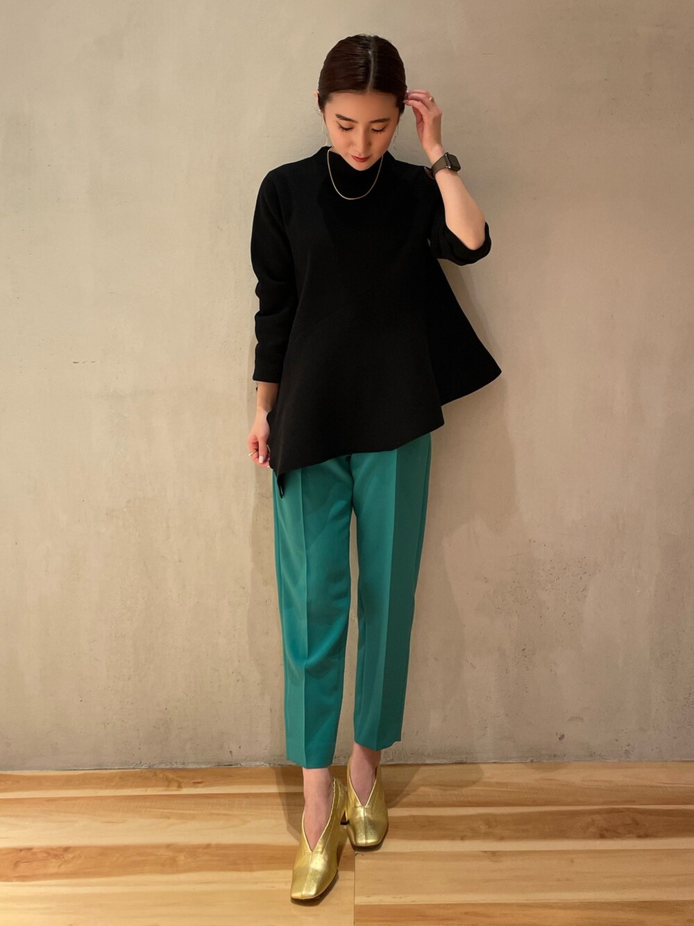 グリーン系のその他パンツ、ブラック系のニット/セーター、ブラック系のノーカラーコートを着用したレディースの秋コーディネートの3枚目の写真