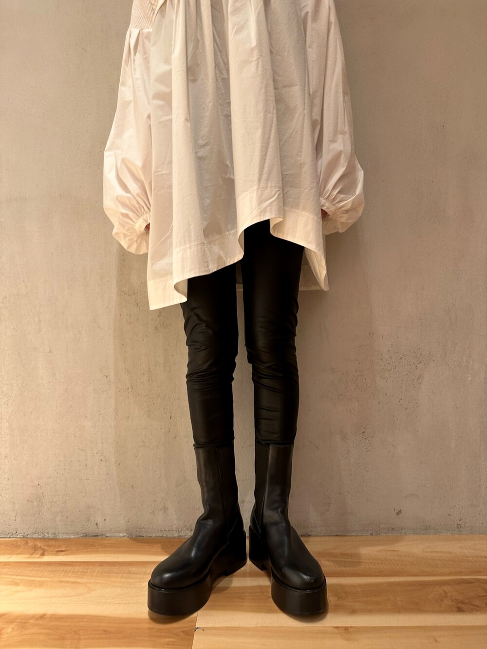 ブラック系のブーツ、ホワイト系のシャツ/ブラウス、グレー系のカーディガン/ボレロを着用したレディースの夏コーディネートの7枚目の写真