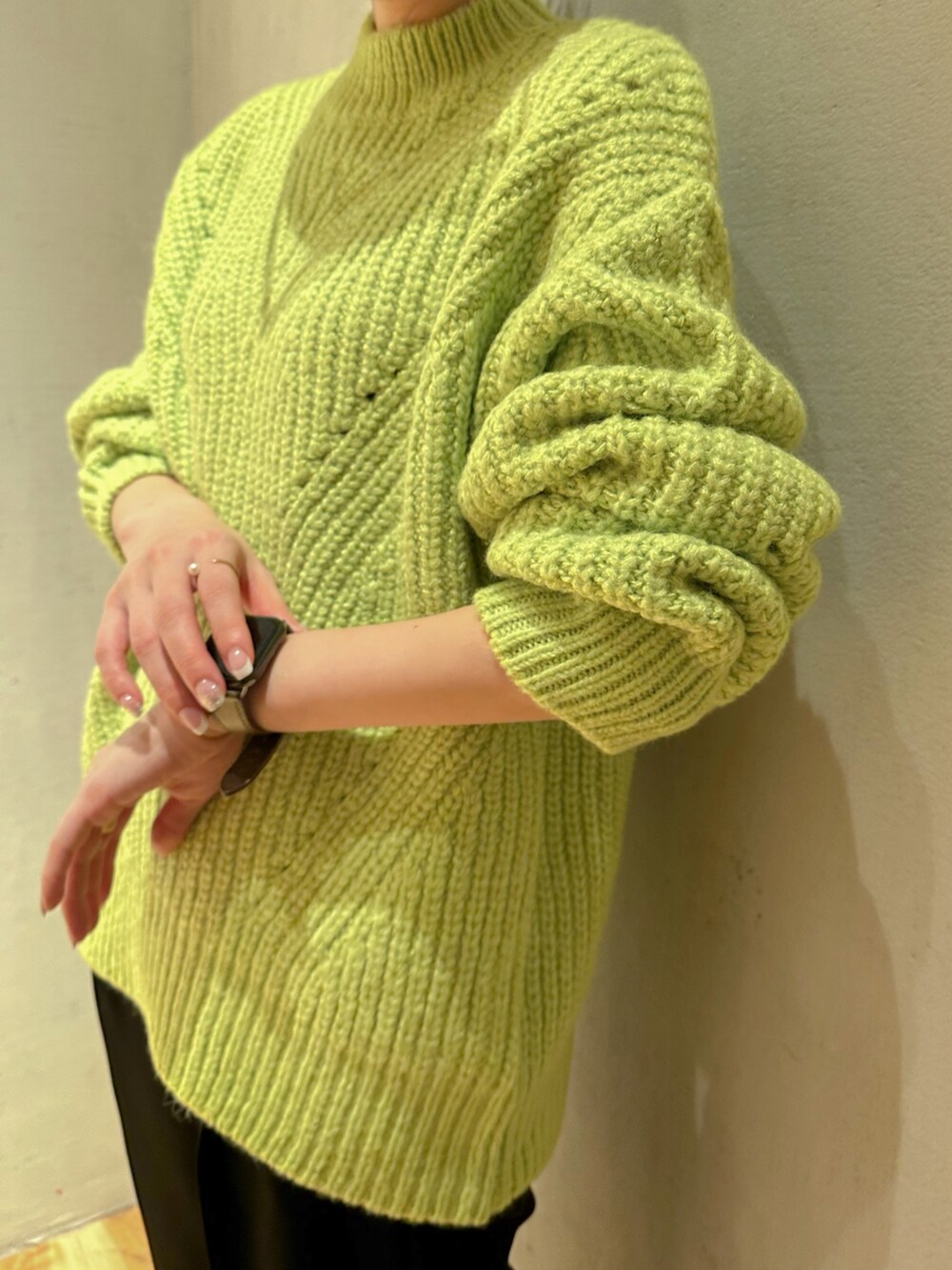 イエロー系のカーディガン/ボレロ、ブラック系のその他パンツ、グリーン系のニット/セーターを着用したレディースの冬コーディネートの5枚目の写真