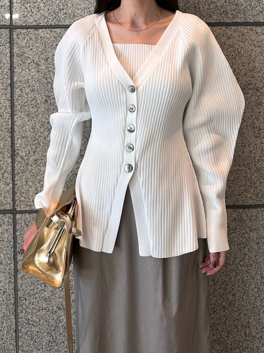 ホワイト系のカーディガン/ボレロ、ベージュ系のスカート、シルバー系のサンダルを着用したレディースの秋コーディネートの6枚目の写真